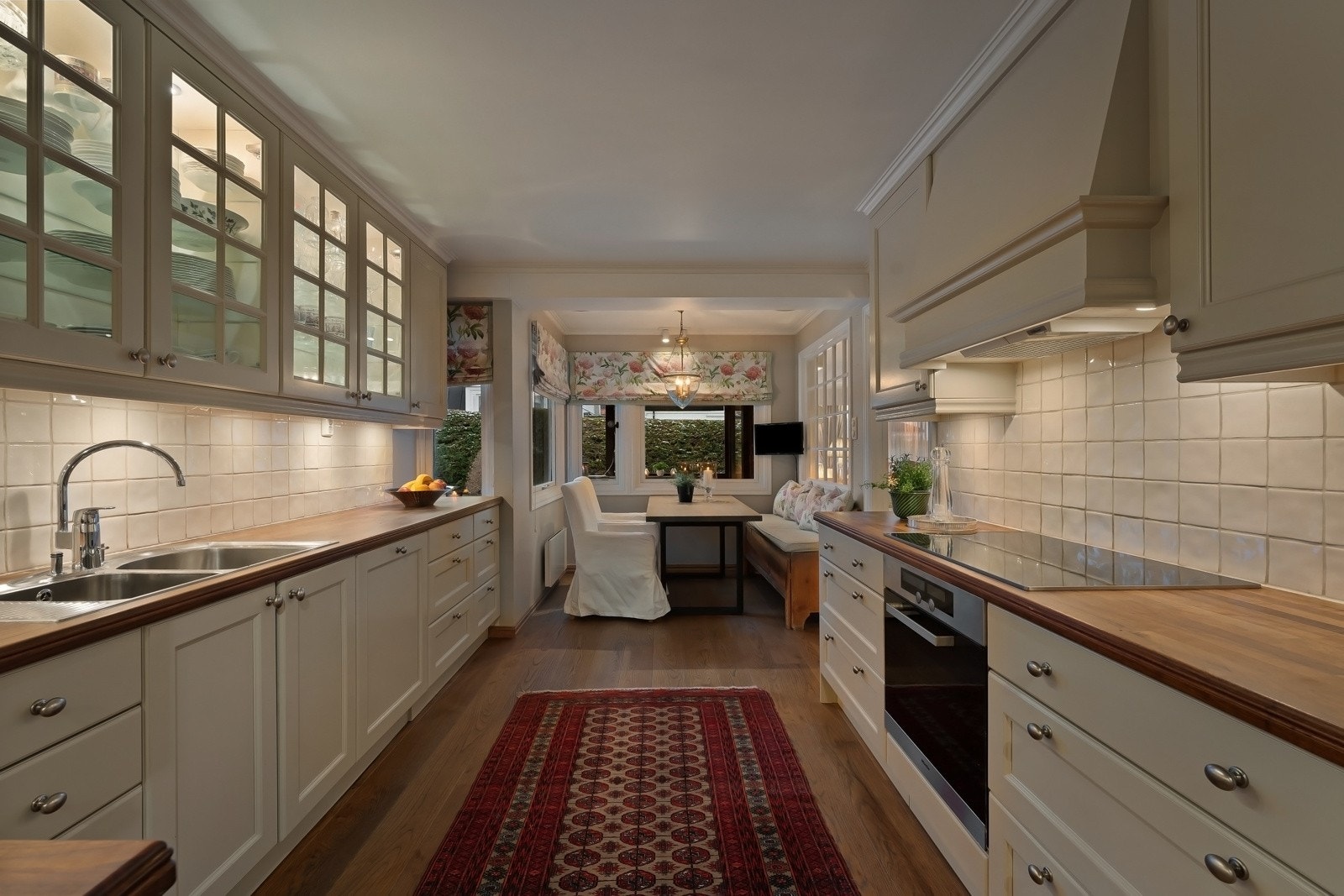 Kjøkkenet ble montert i 2007 og pusset opp i 2021 - det hele er pent og klassisk i stilen. Galleribilde