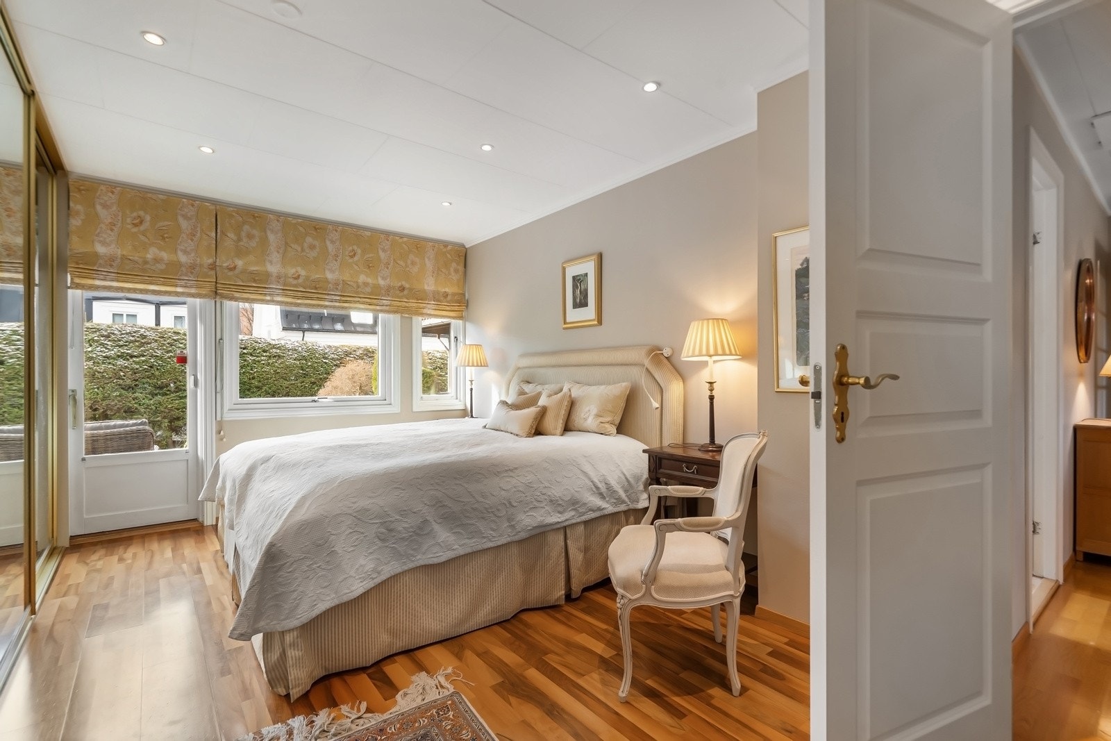 Soverommene ligger vestvendt, og det flotte hovedsoverommet har i tillegg utgang til terrassen. Galleribilde