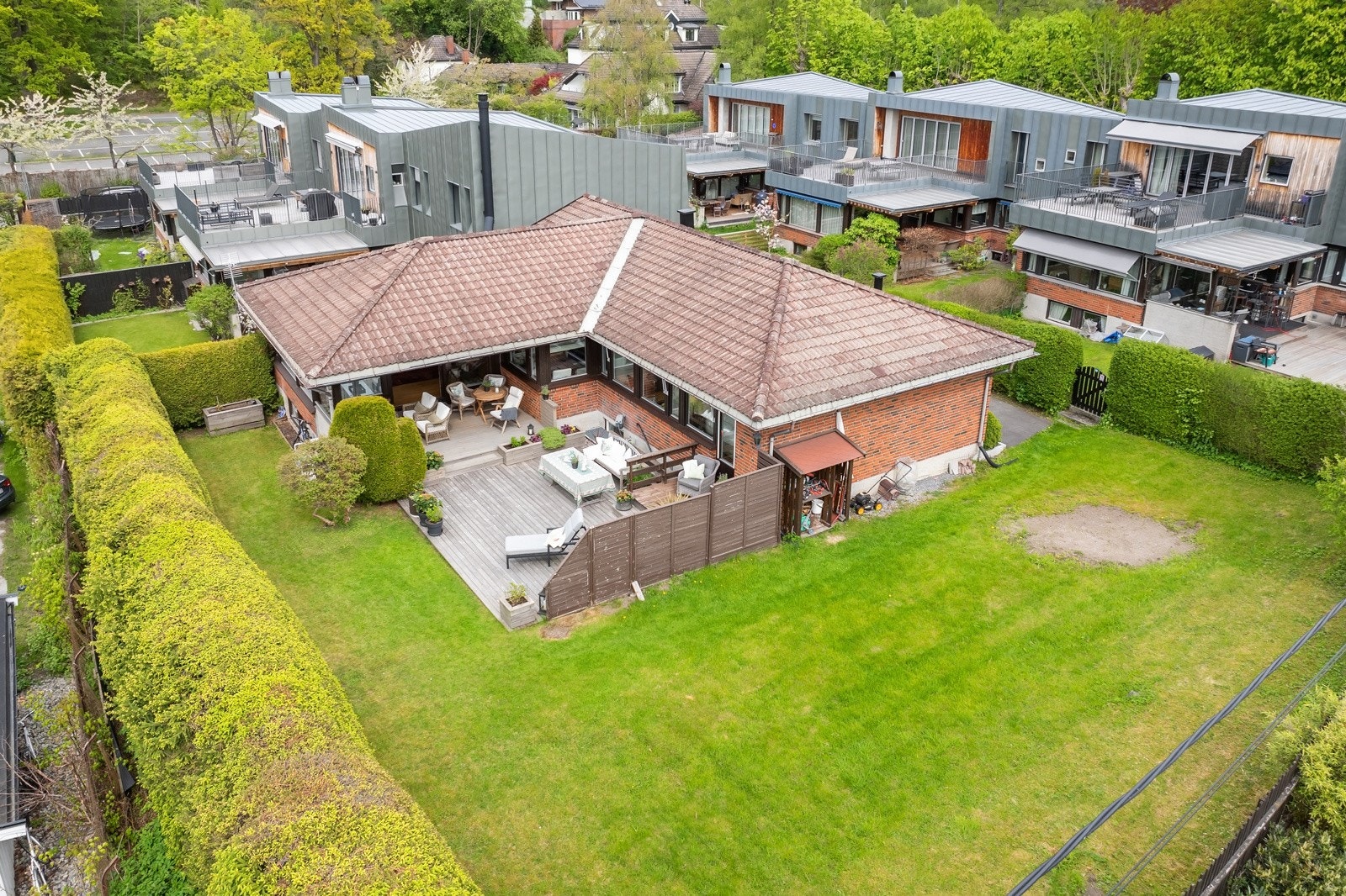 Nabohusene i rekken er utvidet med en hel andre etasje og takterrasse, noe som kan være mulig også her - dette må i tilfelle søkes om til kommunen. Galleribilde