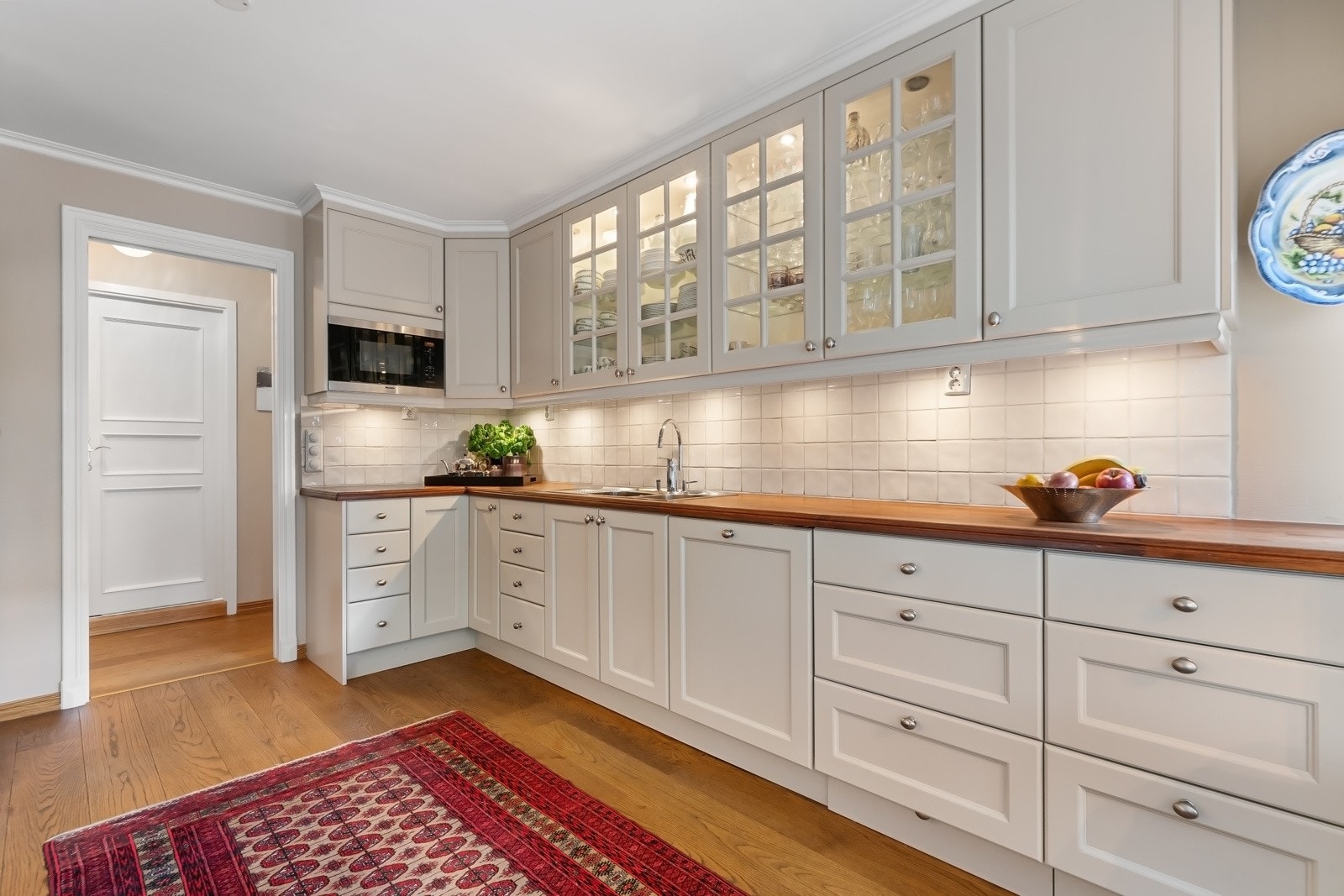 Den flotte innredningen fra Strai er plassert parallelt langs to sider av rommet og har takhøye skap. Galleribilde