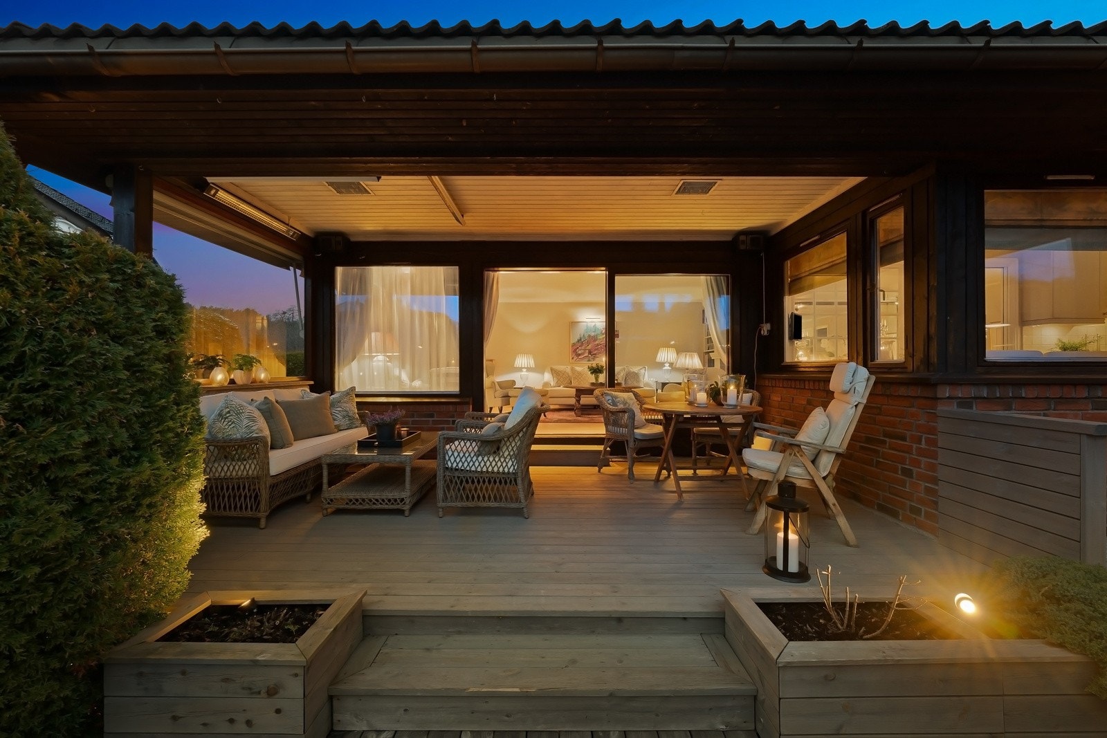 Kveldsstemningen her er helt spesiell - på egen uteplass. Det er plassbygde blomsterkasser i kanten mot den overbygde terrassen. Galleribilde