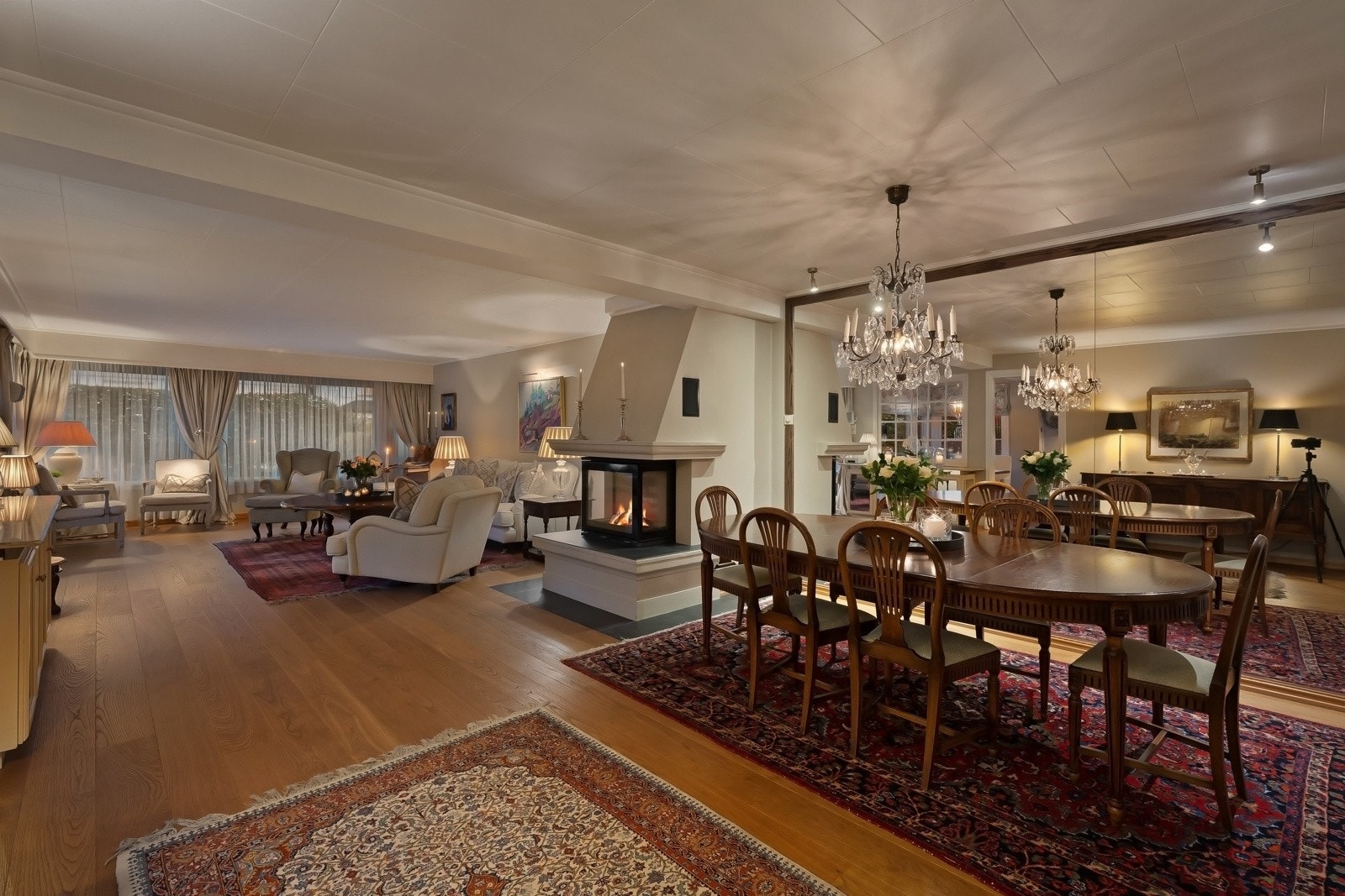 Langveggen i spisestuen er kledd med speil fra gulv til tak - stilig og forstørrende. Galleribilde