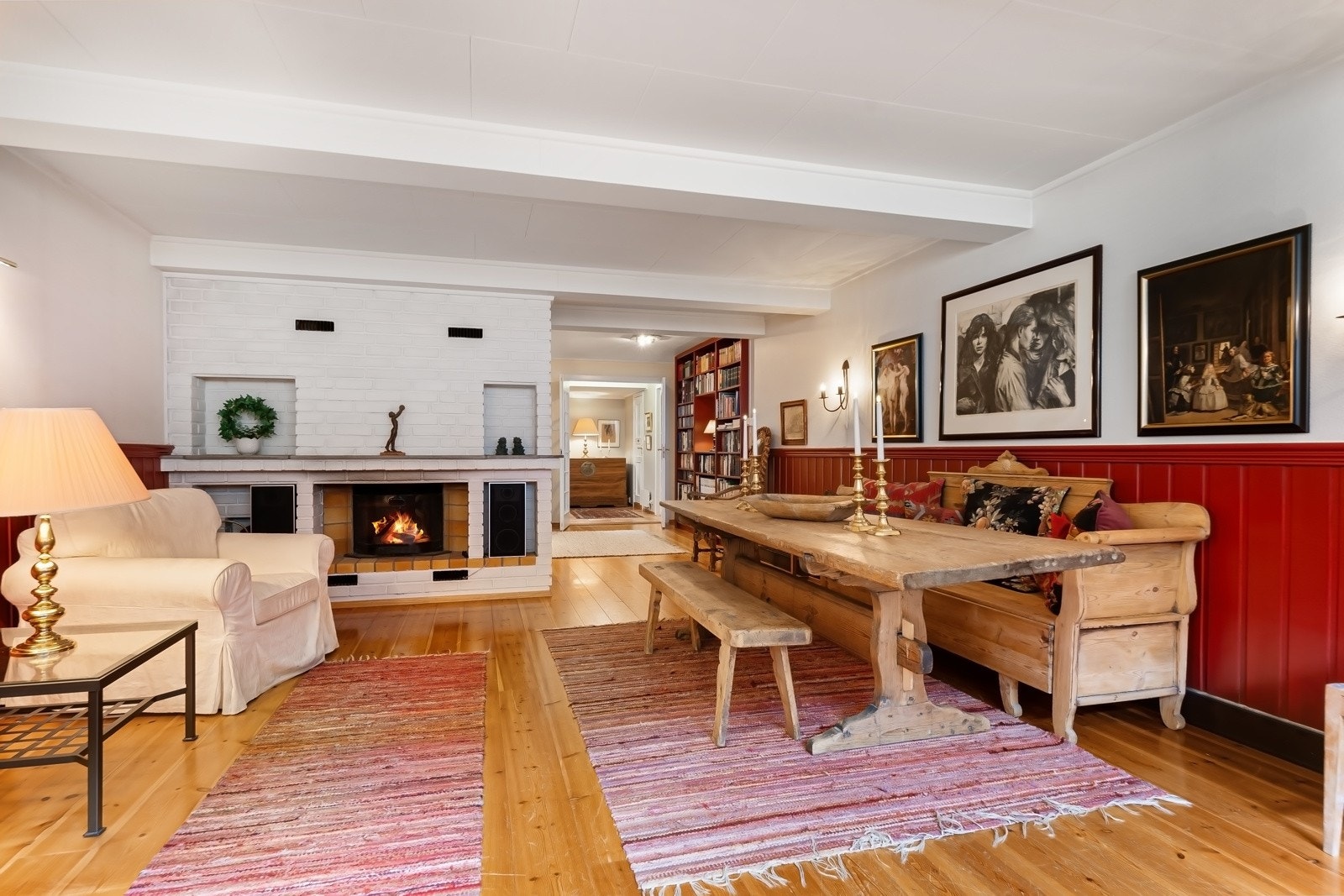 Kjellerstuen er stor og deles i to soner av en murt peis med åpent brennkammer mot innerste sone. Galleribilde