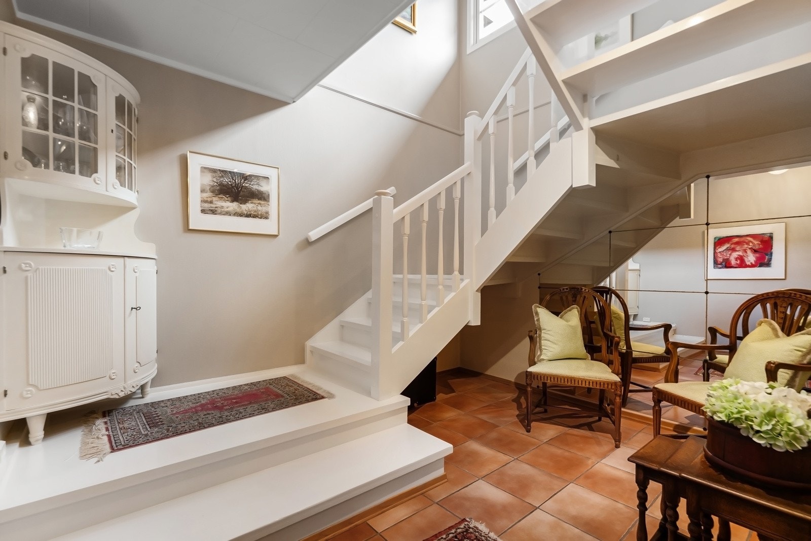 Fra hallen fører en romslig trapp ned til den fleksible underetasjen med kjellerstue, et soverom, et innredet rom samt bad og toalett. Galleribilde