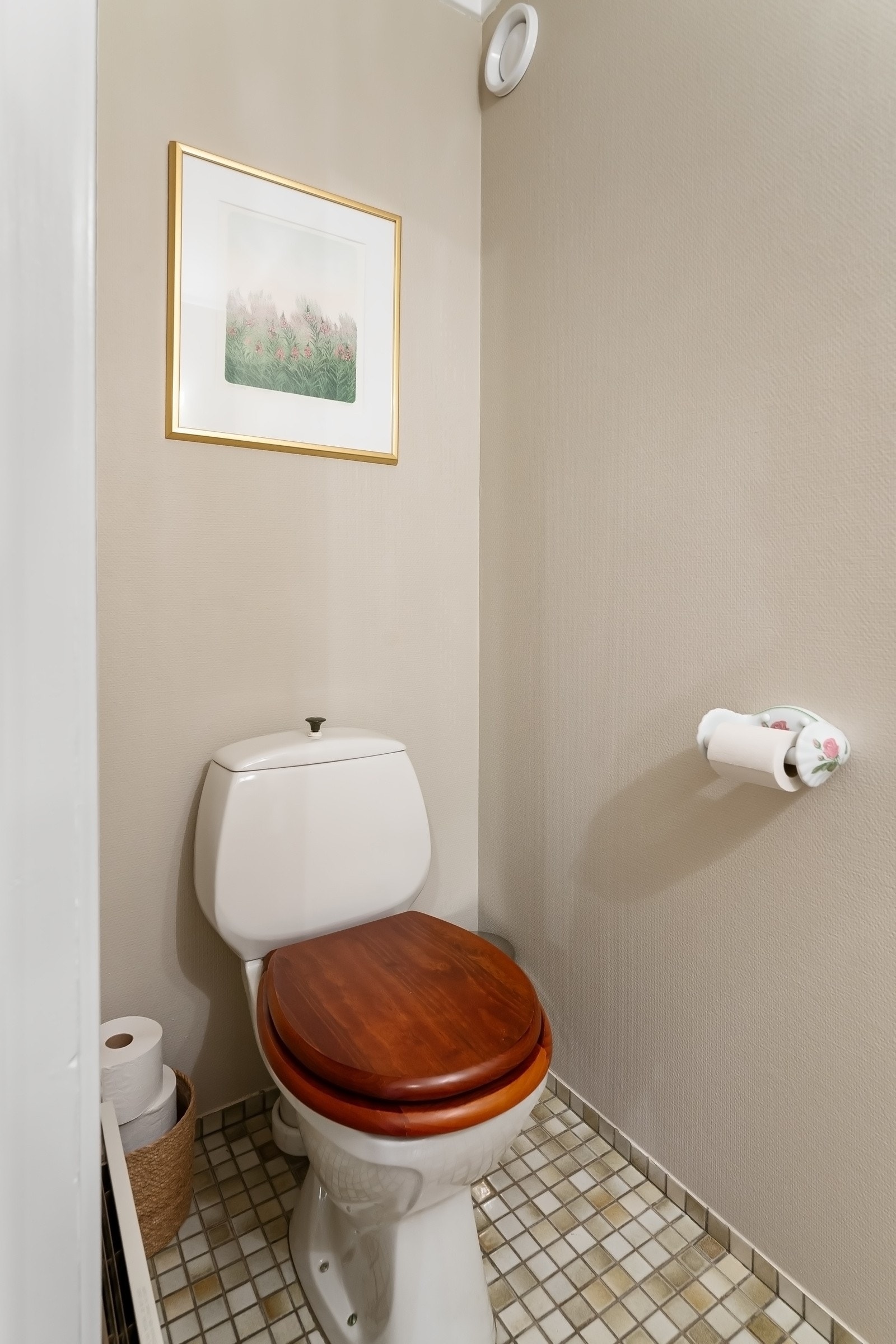 Toalettrommet ligger vegg-i-vegg med badet, med inngang fra trappegangen. Galleribilde