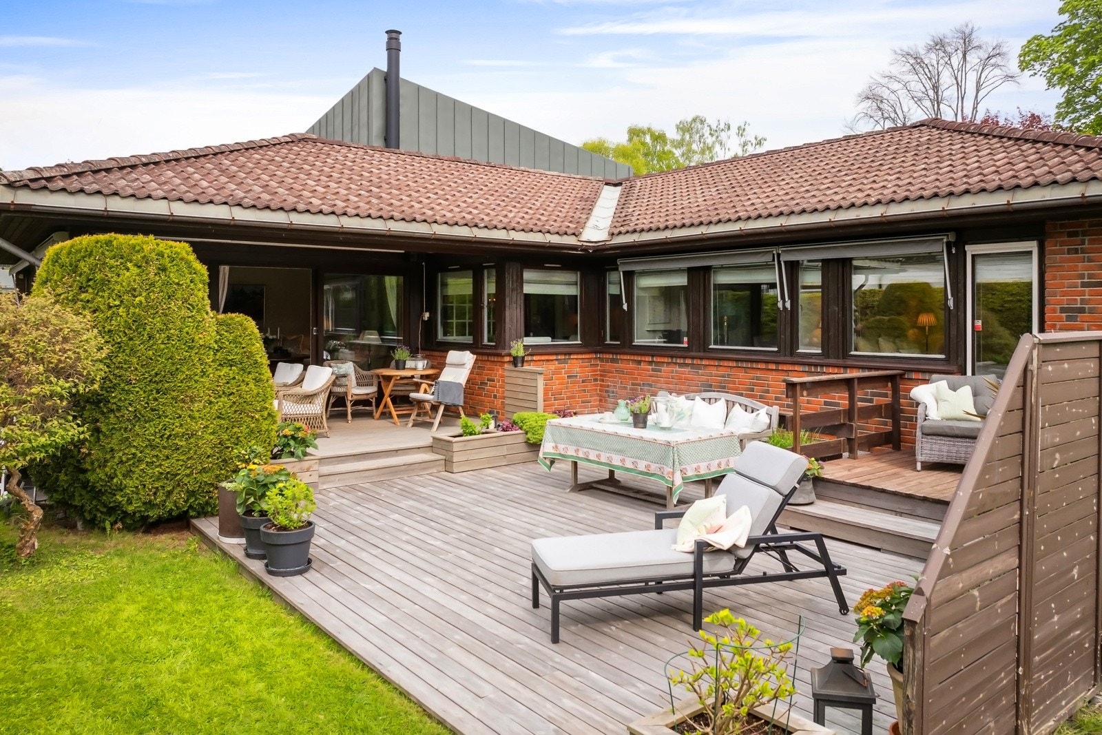 En lun, overbygd del med rom for spisegruppen og en åpen del med svært gode solforhold. Galleribilde