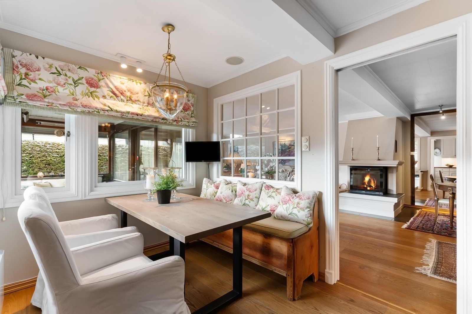 God plass til spisebord ved hjørnevinduer som vender ut mot terrassen, og her er det blant annet integrerte høyttalere. Galleribilde