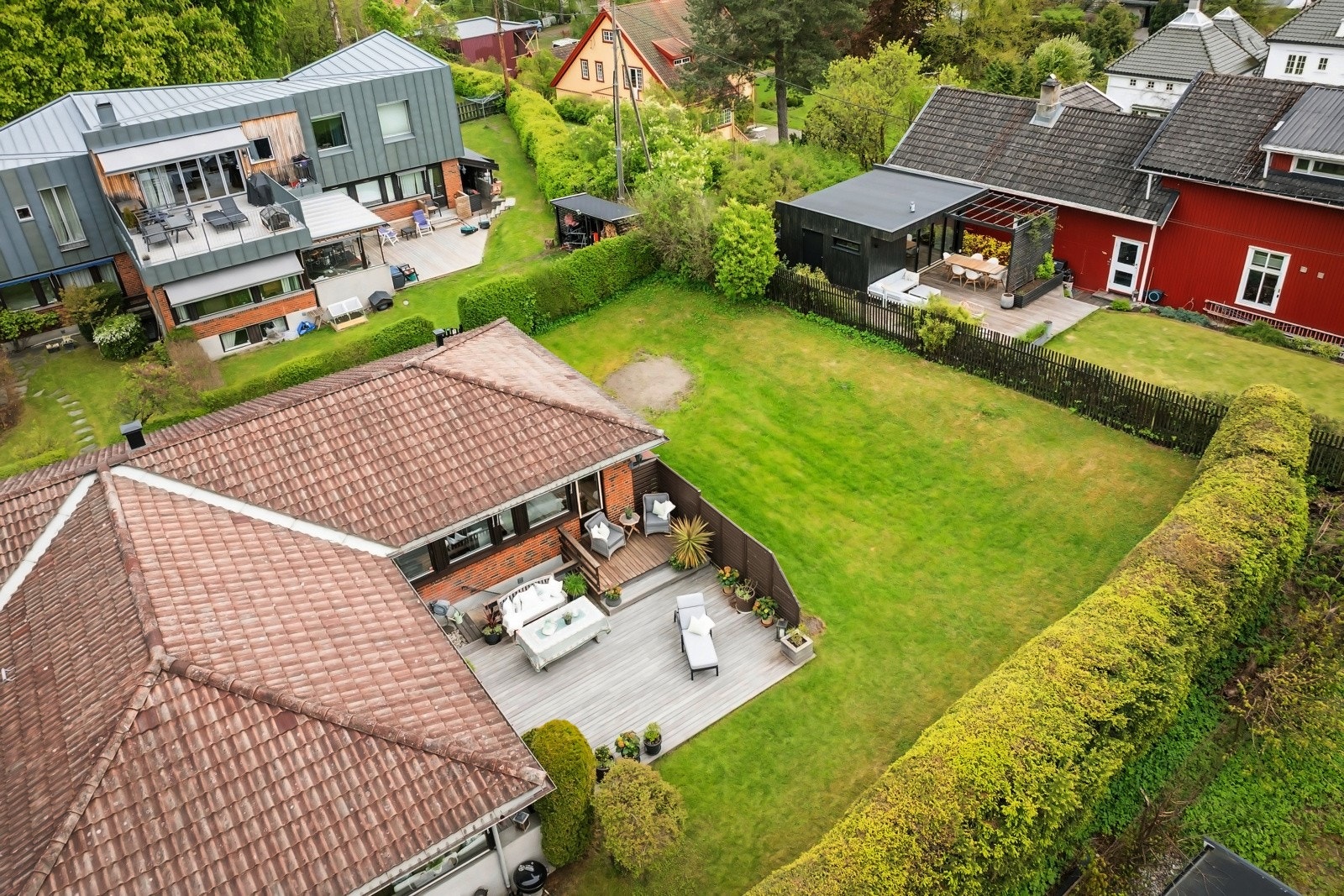 Huset har en svært god internplassering, usjenert og idyllisk, helt i enden av rekken, med solrikt areal mot sydvest og sydøst. Galleribilde