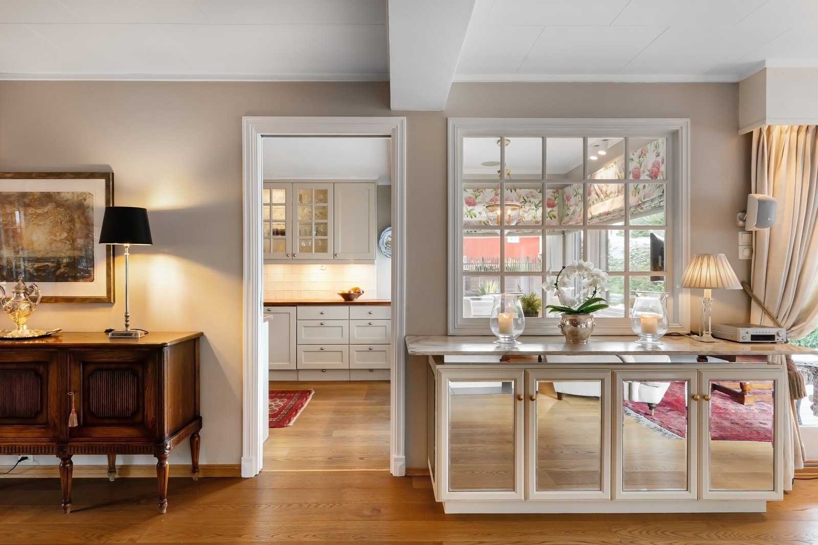 I veggen mot kjøkkenet er det satt inn et smårutet vindu, og under er det en snekkerbygd seksjon med benkeplate i marmor. Galleribilde