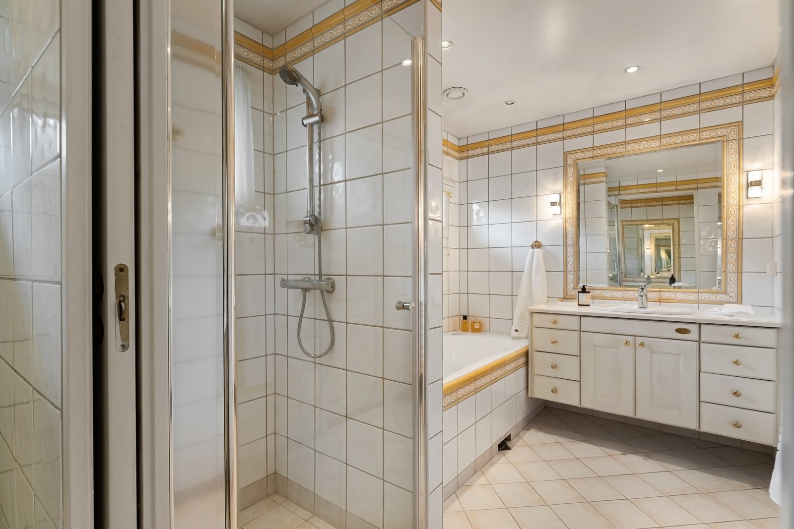 Badet ble pusset opp i 2001 og er delt i to soner, den innerste delen med tilknytning hovedsoverommet. Galleribilde