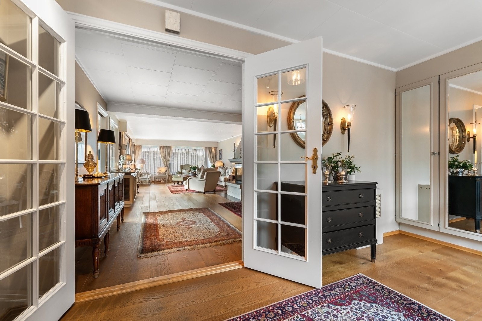 Hallen har enstavs parkettgulv fra 2007, glatte, beige veggflater og hvitmalt listverk - en klassisk stil som går igjen i etasjen. Galleribilde