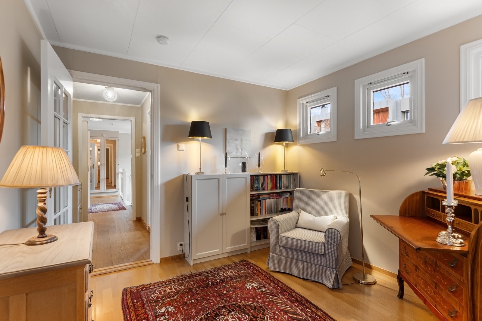 Hendig avlastningsrom som kan være kontor, TV-stue eller lekerom for barna. Skulle det være behov for en mer adskilt sone, er det mulig å sette opp en lettvegg her. Galleribilde