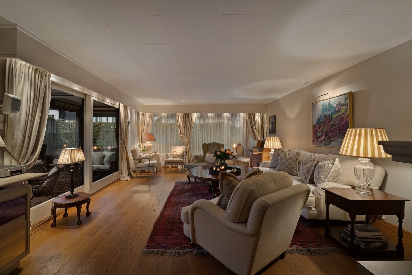 Stuen har flott belysning og et pent, enstavs parkettgulv fra 2007. Galleribilde