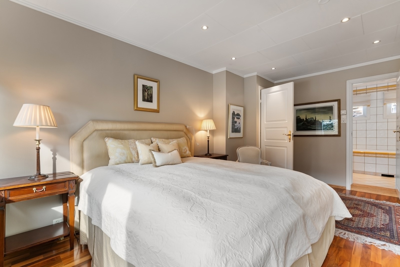 Rommet ligger også i suite med badet, egen luksus. Galleribilde