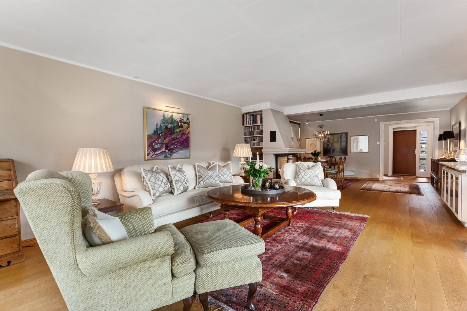 Rom for en fullverdig sofagruppe i tillegg til langt spisebord. Dagens eiere har satt særskilt pris på dette rommet, og har hatt mange gjester til bords og på besøk. Galleribilde