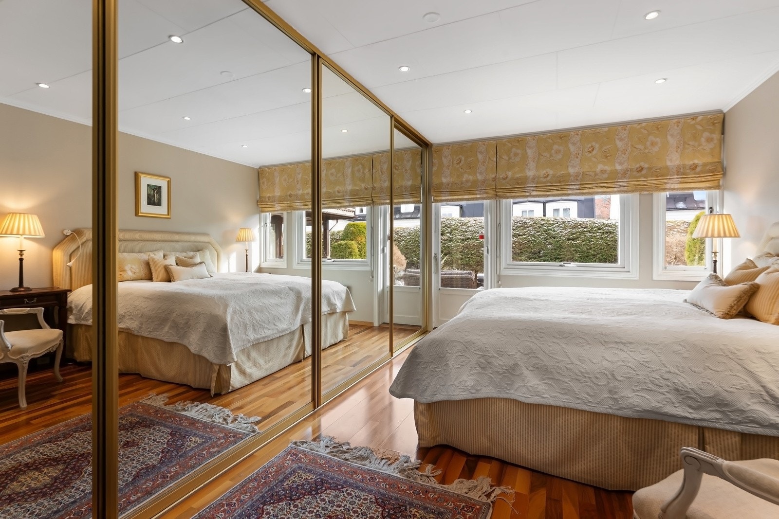 Her finnes også en stor skyvedørsgarderobe med speilfronter og rikelig med oppbevaringsplass. Galleribilde