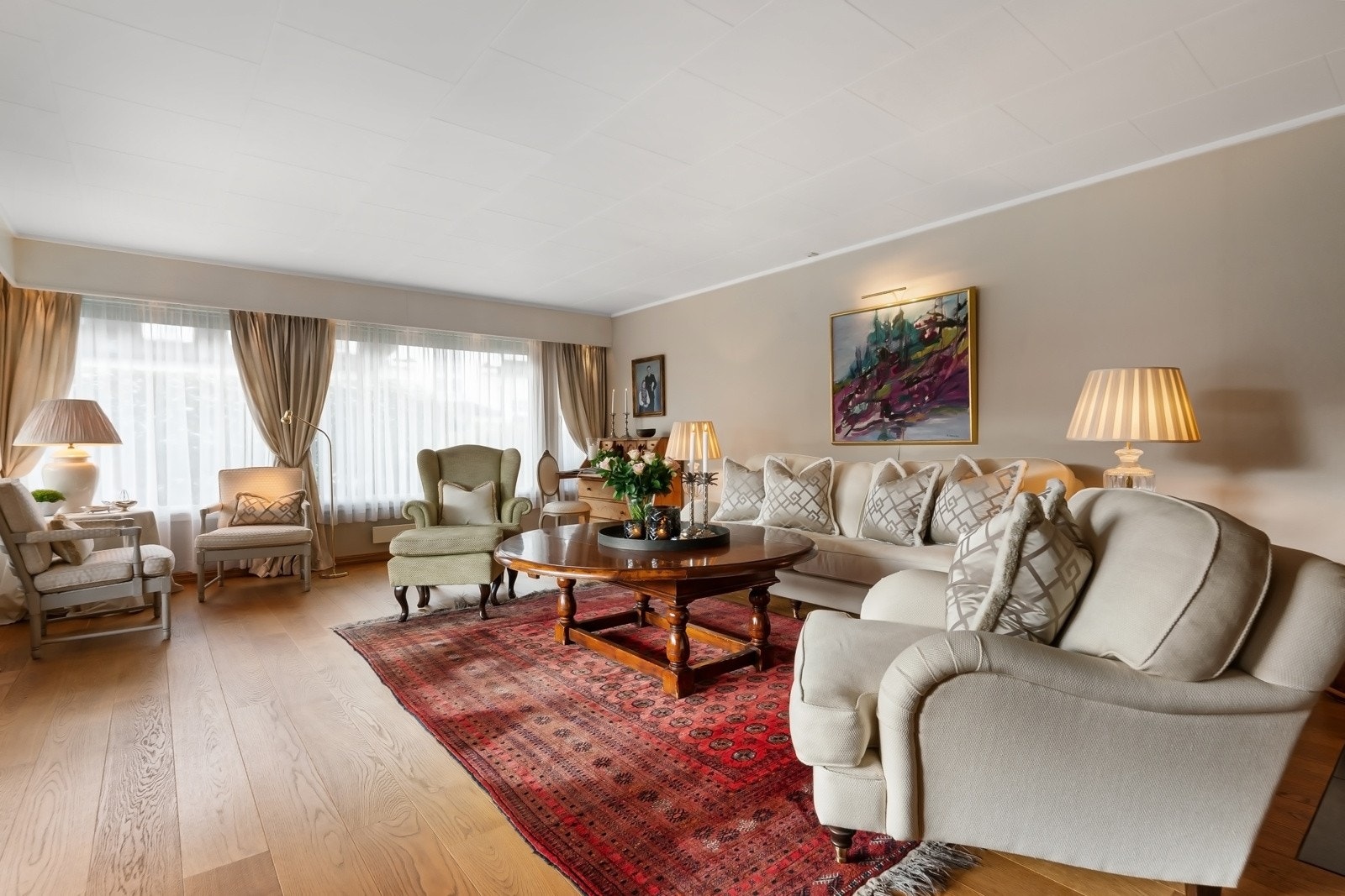 Rommet er lyst og luftig med store vindusflater mot to sider. Galleribilde