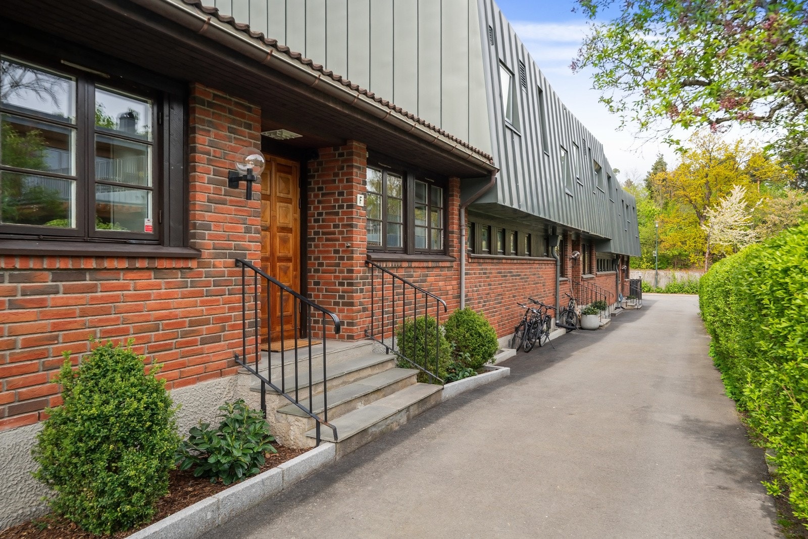 Velkommen inn i et romslig, innholdsrikt og jevnlig oppgradert hus med familievennlig planløsning. Galleribilde