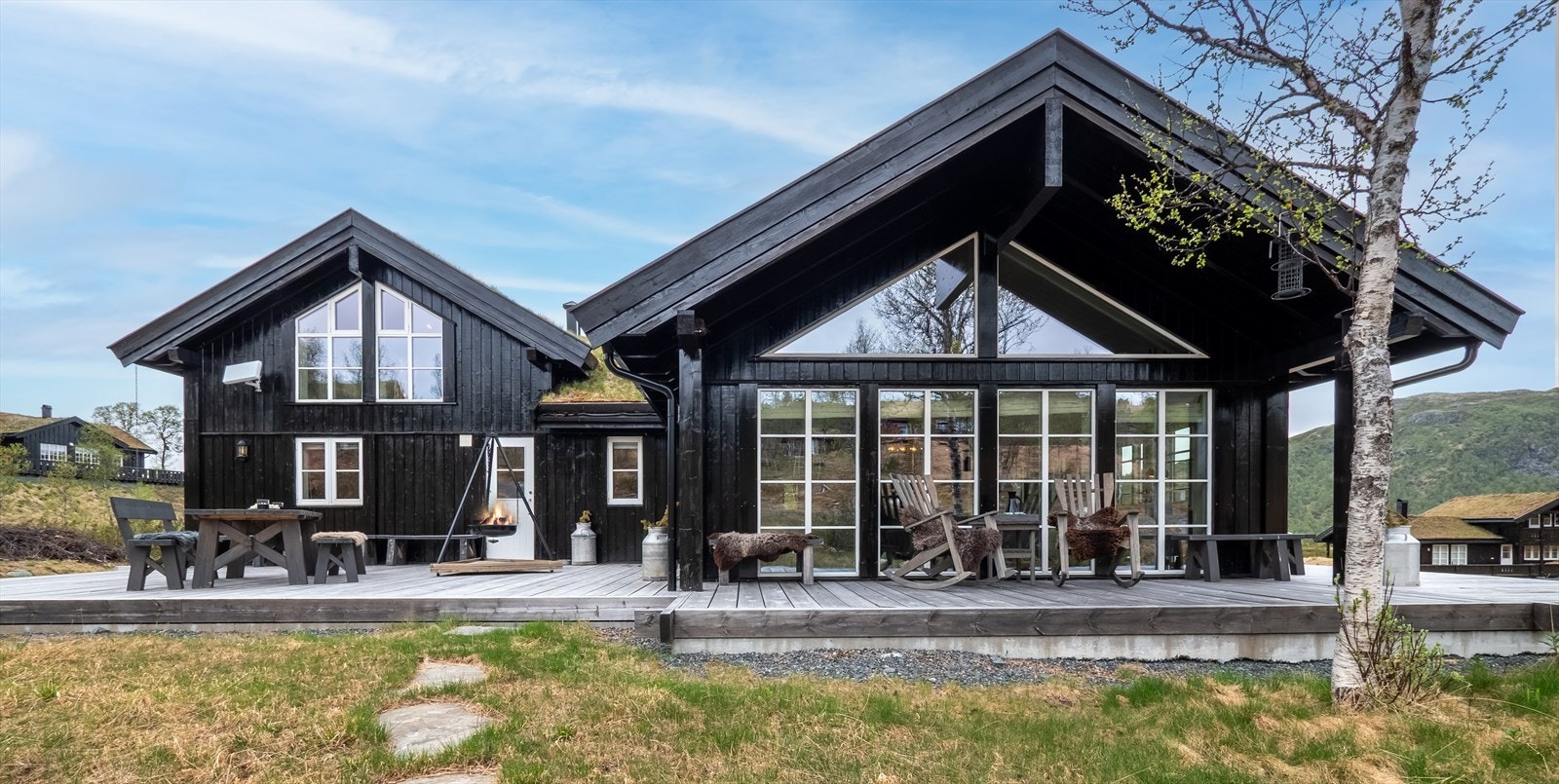 DNB eiendom v/ Jeanette Arnesen-Eriksrød har gleden av å presentere Eplehagen 11! Velholdt hytte med flott beliggenhet i naturskjønne omgivelser. Eiendommen grenser direkte til friluftsområder med fine turmuligheter året rundt. Galleribilde