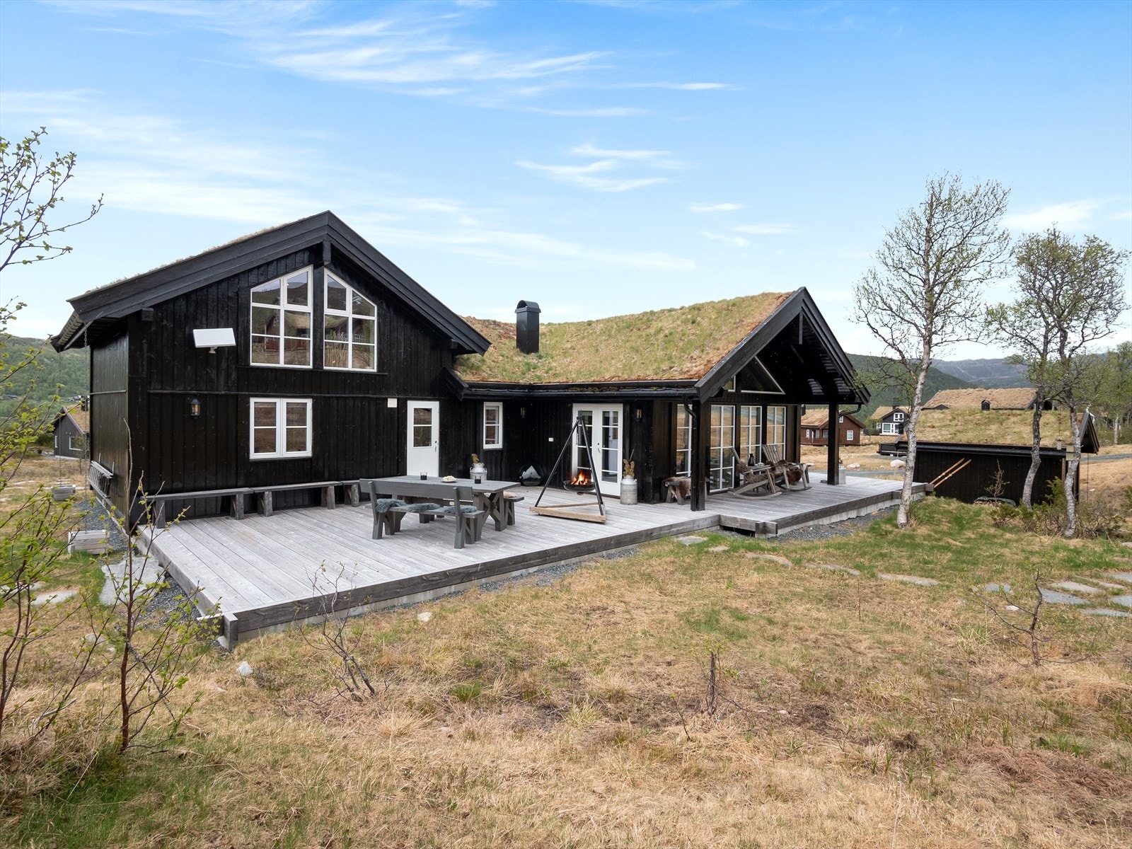 Hytta, oppført i 2018, fremstår som meget godt vedlikeholdt. Eiendommen har en stor frittstående bod ved innkjørselen, og boligen inneholder blant annet to romslige stuer og fire soverom fordelt over to plan. Galleribilde