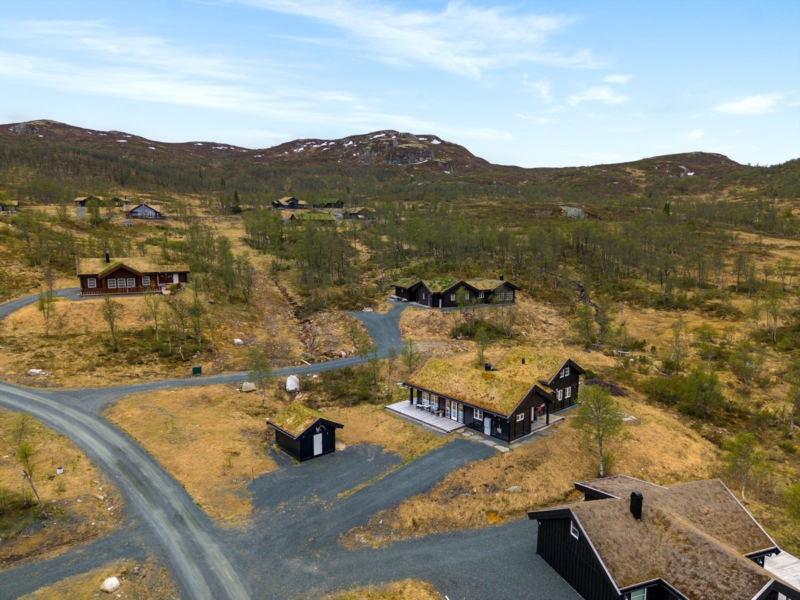 Rauland sentrum, som ligger ca. 15 minutter unna, er et lite handelssentrum med matbutikker, sportsbutikk, jernvarehandel, blomsterbutikk, interiørbutikk, restaurant, bensinstasjon, svømmehall og idrettsanlegg. Galleribilde