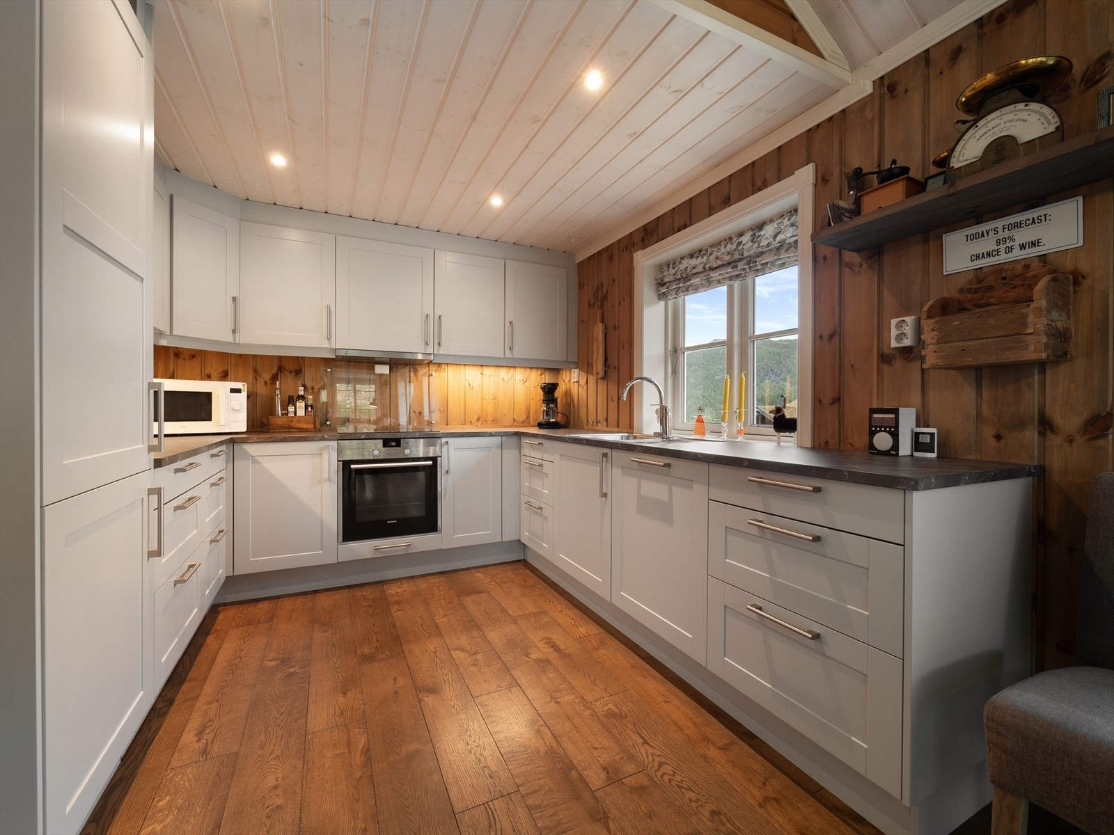 Kjøkkenet har en solid laminert benkeplate og leveres komplett med alle hvitevarer. Løsningen er delvis åpen mot stuen, noe som gir en sosial og luftig atmosfære mellom oppholdsrommene. Galleribilde