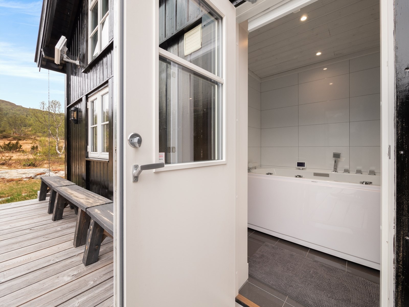 Bad med direkte adkomst ut på terrasse. Passer perfekt med en tilhørende stamp/boblebad plassert på terrasse. Galleribilde