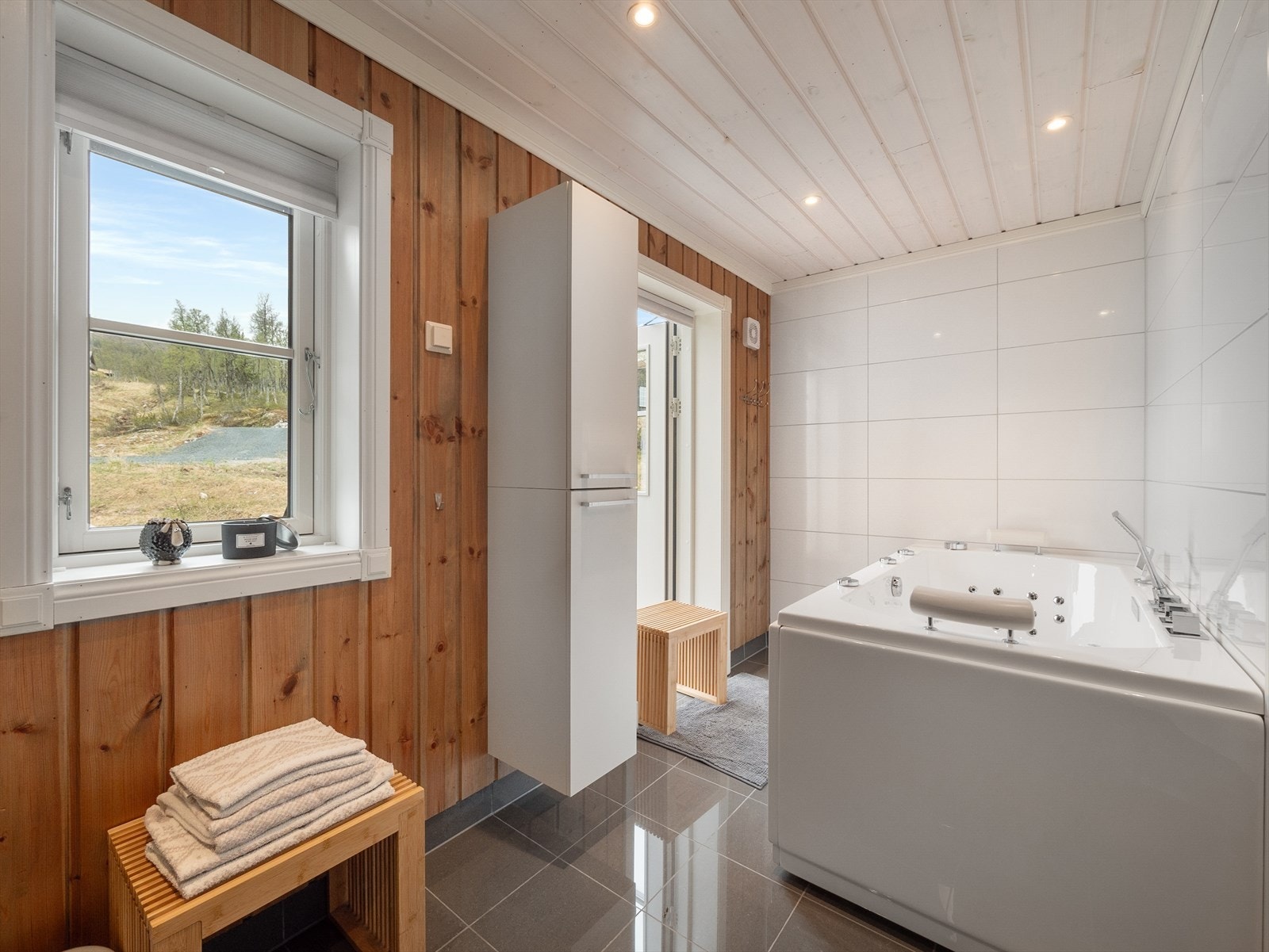 Badet er utstyrt med elektrisk styrt ventilasjonsvifte, og har direkte utgang til terrasse - perfekt for avkjølende snøbading etter en varm dusj eller boblebad. Galleribilde