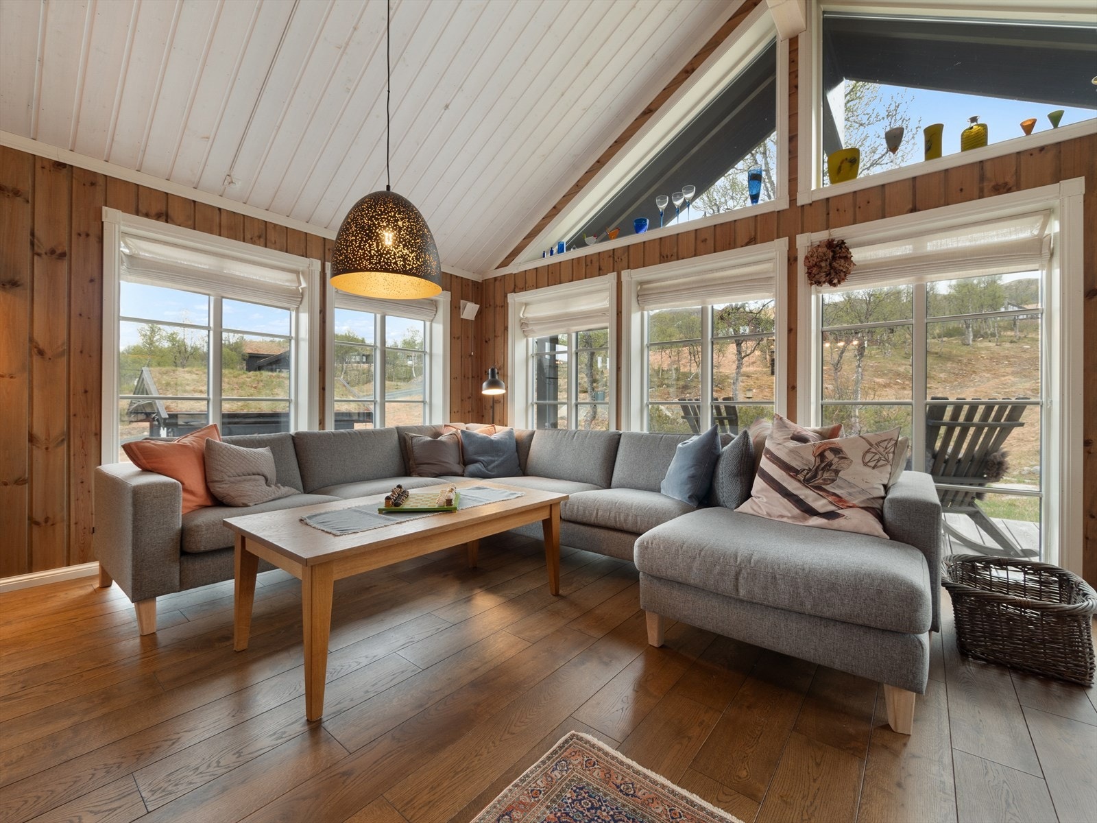 Hytta har en romslig terrasse på hele 84 kvm, perfekt for å nyte solrike dager og flotte uteopplevelser. Galleribilde