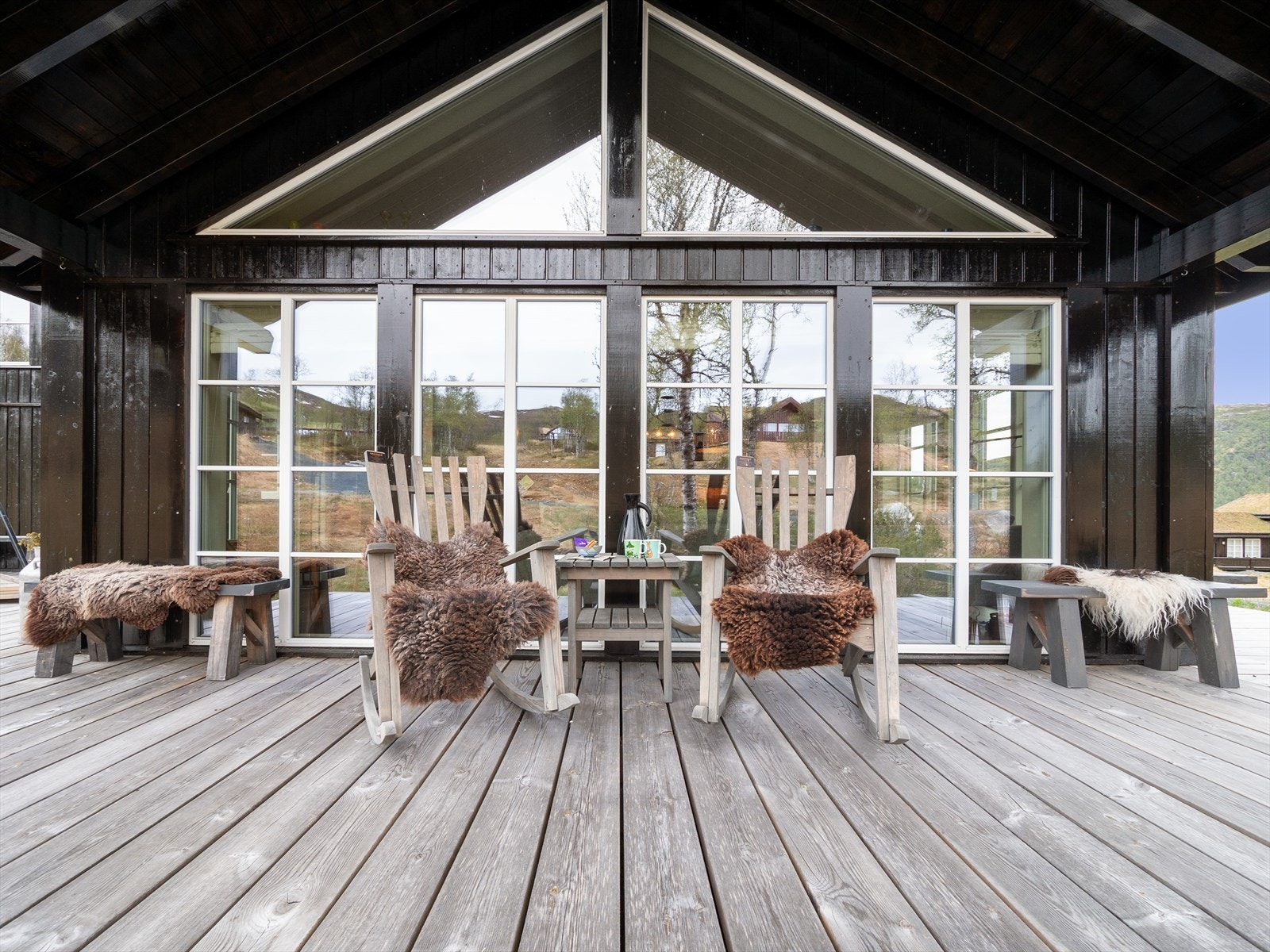 Deler av terrassen har takoverbygg, som både skjermer for sterk sol inn i stuen og gir en lun og hyggelig uteplass. Galleribilde