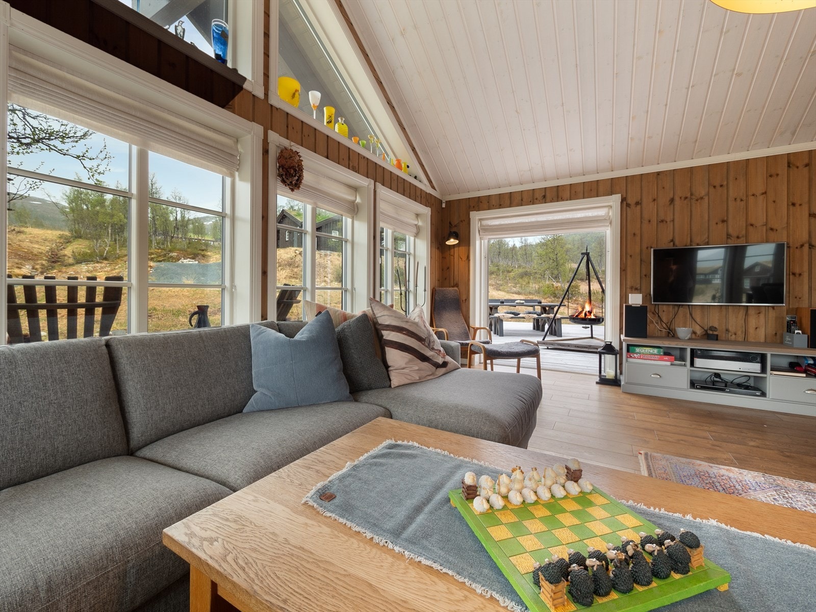 Utgang til terrasse fra stuen - perfekt for varme sommerdager. Galleribilde