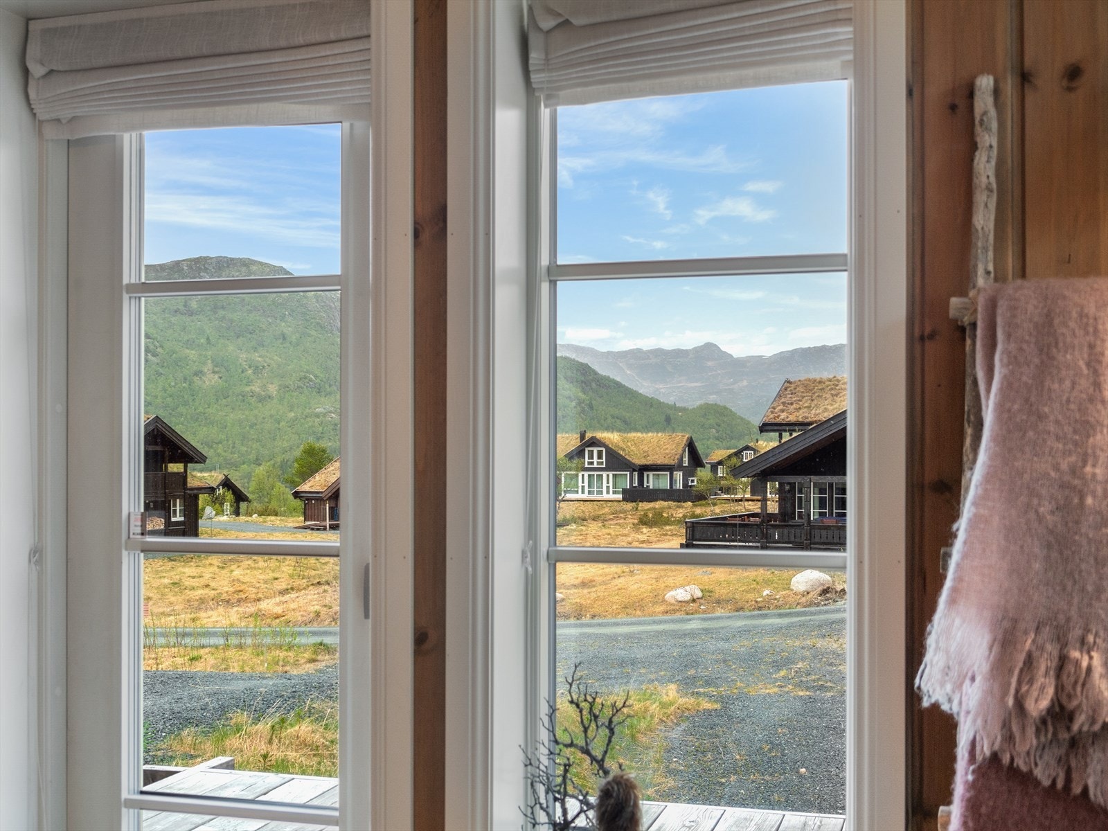 Hvert vindu har sitt eget lille maleri av en utsikt. Galleribilde