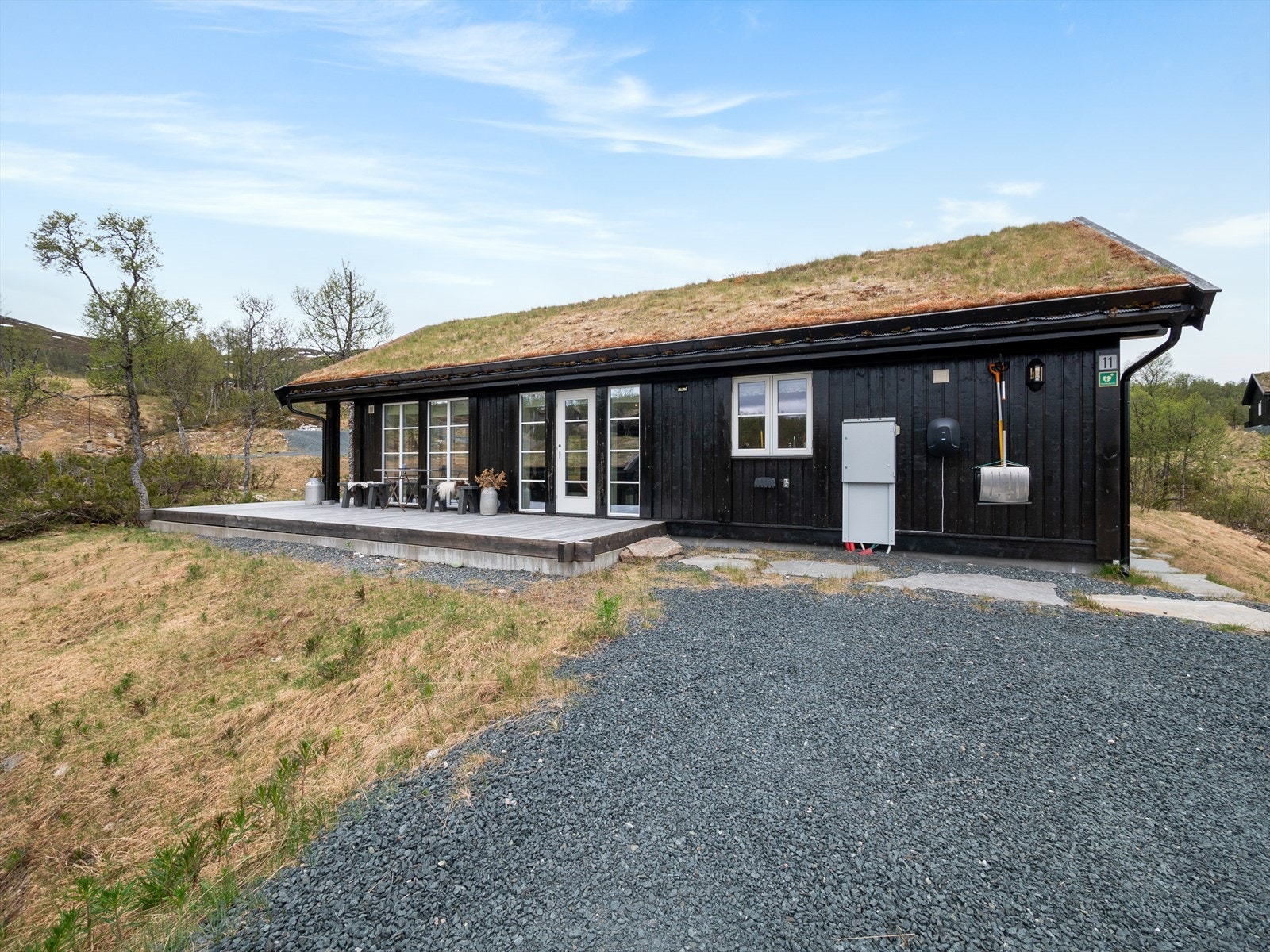 Godt med plass for parkering på egen tomt. Det er montert el-bil lader Galleribilde