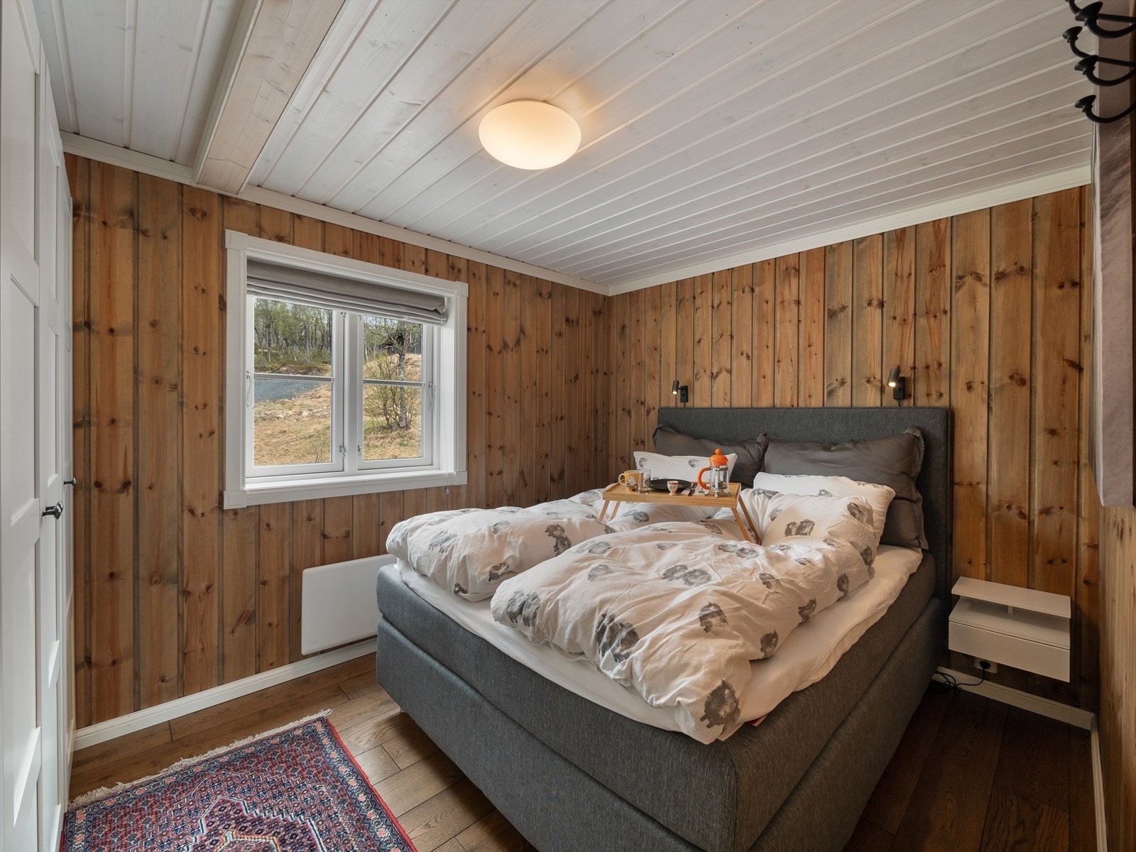 Soverom I, beliggende i 1. etasje, er romslig og praktisk innredet med garderobeskap. Et lyst og trivelig rom med god plass til seng og øvrig møblement. Galleribilde