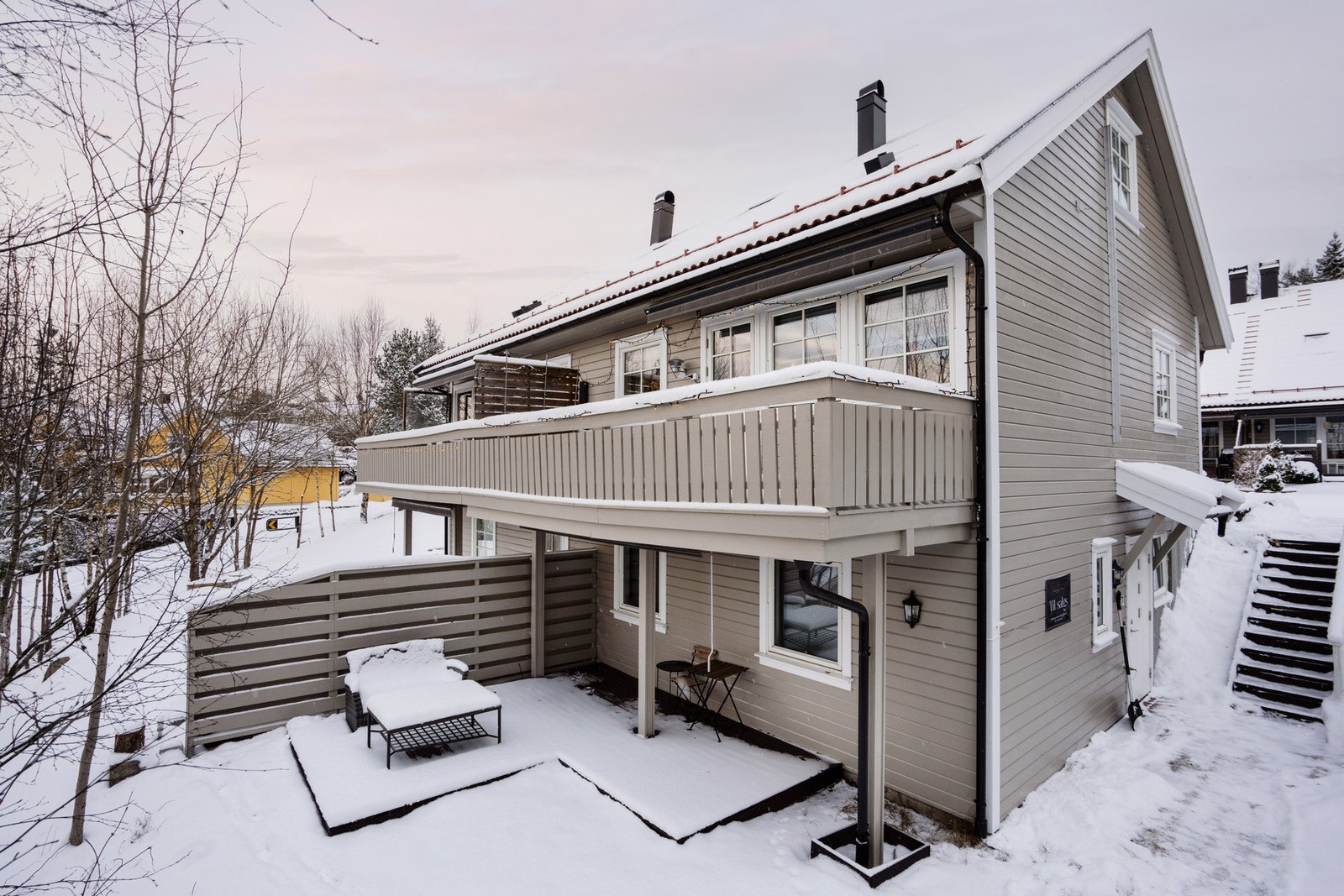 Leiligheten har en flott og usjenert uteplass. Galleribilde