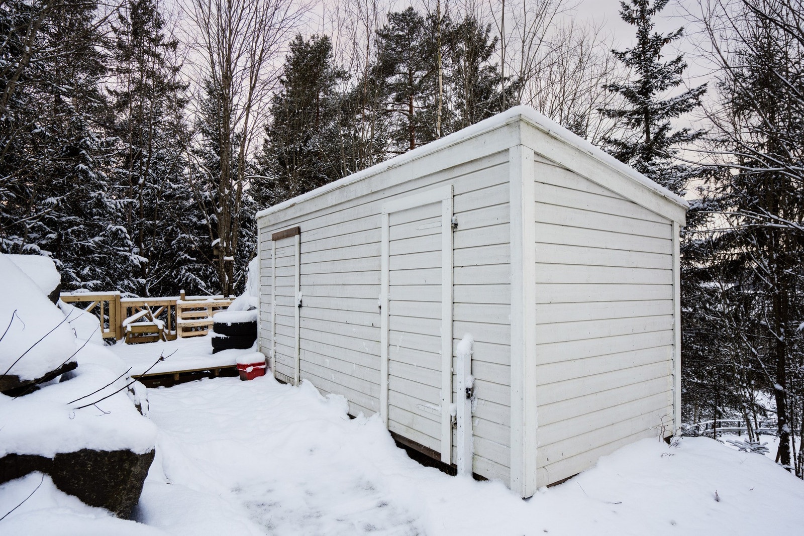 Praktisk frittstående utebod. Nærmeste del benyttes av selger, mens naboen benytter innerste del. Galleribilde