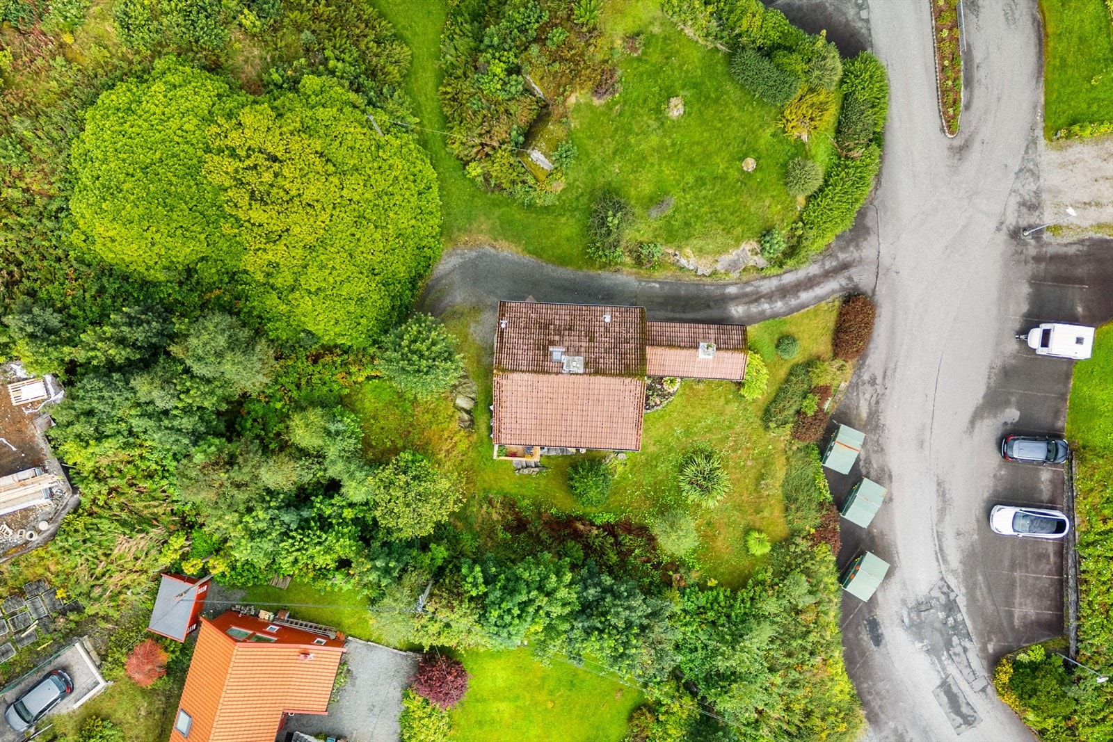 Tomten måler 625m² og er pent opparbeidet med prydbusker og plen Galleribilde