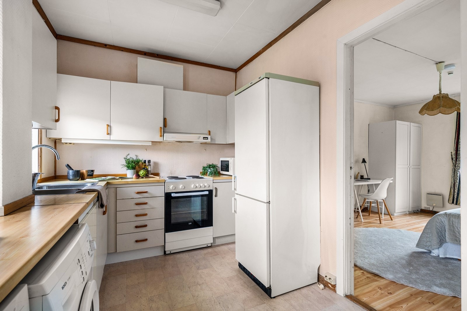 Fra kjøkkenet kommer vi inn til en stor bod som tar oss videre inn til soverommet Galleribilde