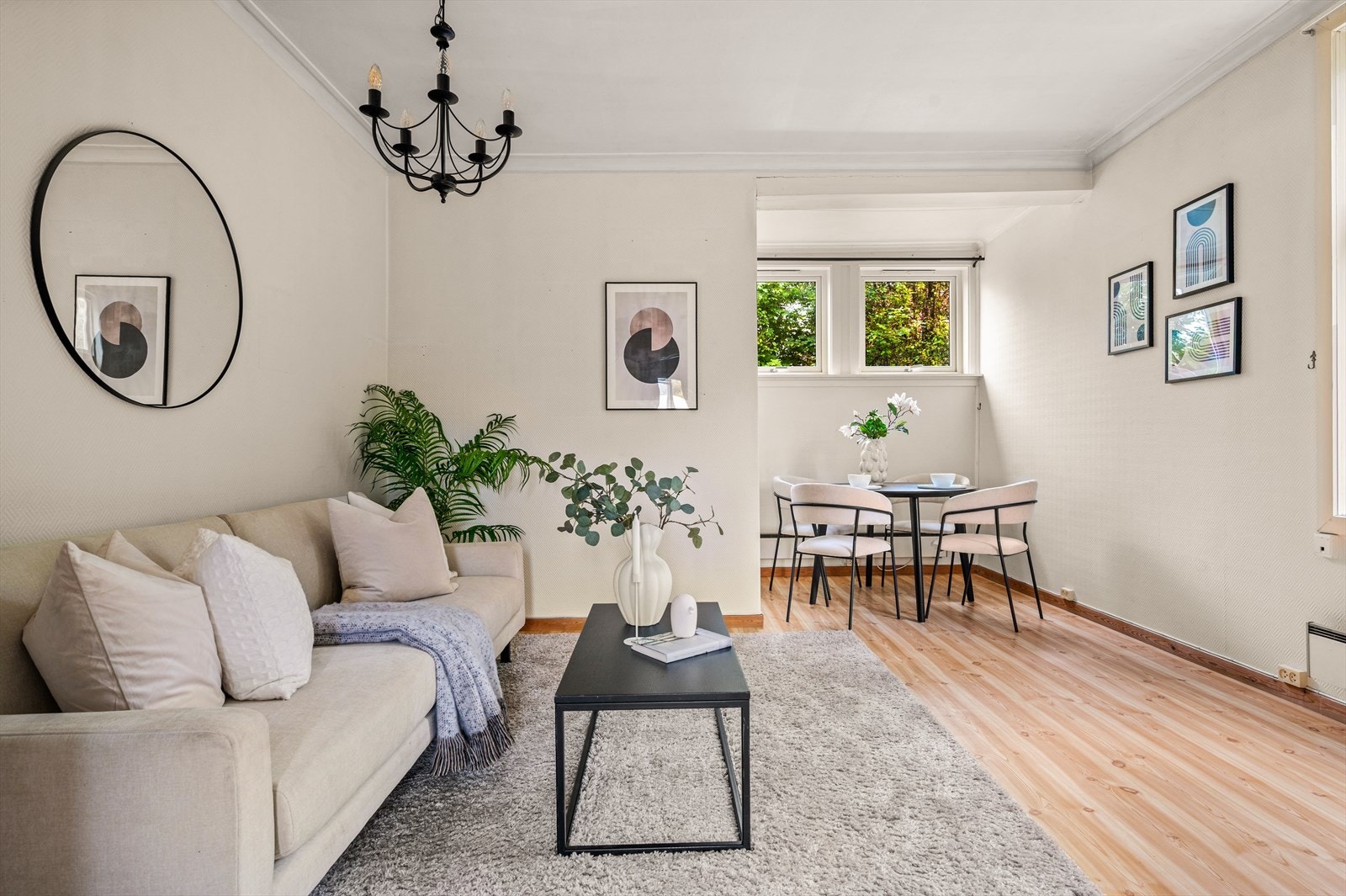 Stuen i første etasje oppleves lys og luftig med store vindusflater som gir mye naturlig lys Galleribilde