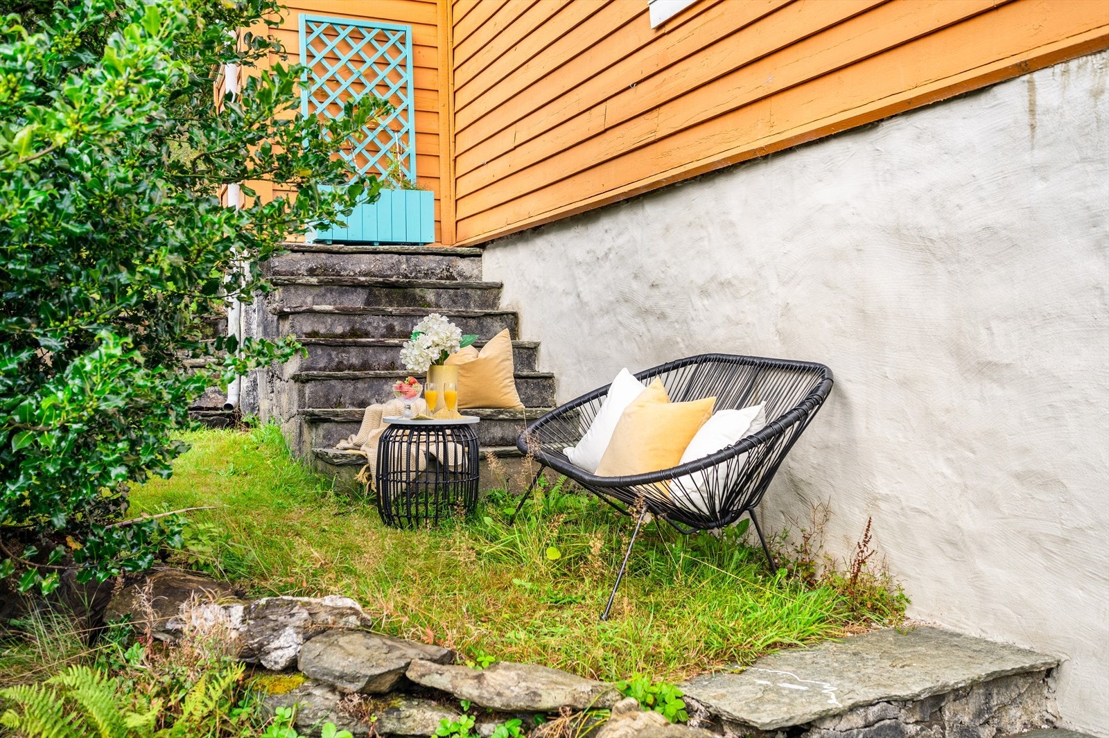 Eiendommen har flere rause uteplasser over ulike nivåer Galleribilde