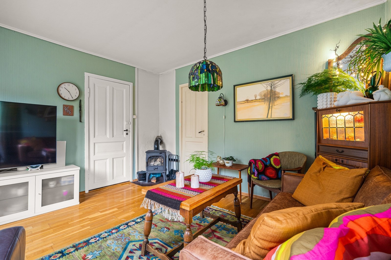 Stuen i andre etasje oppleves lys og luftig med god takhøyde Galleribilde