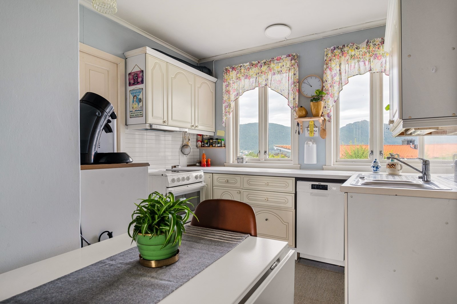 Hvit kjøkken med god arbeidsbenk og mye skapplass Galleribilde