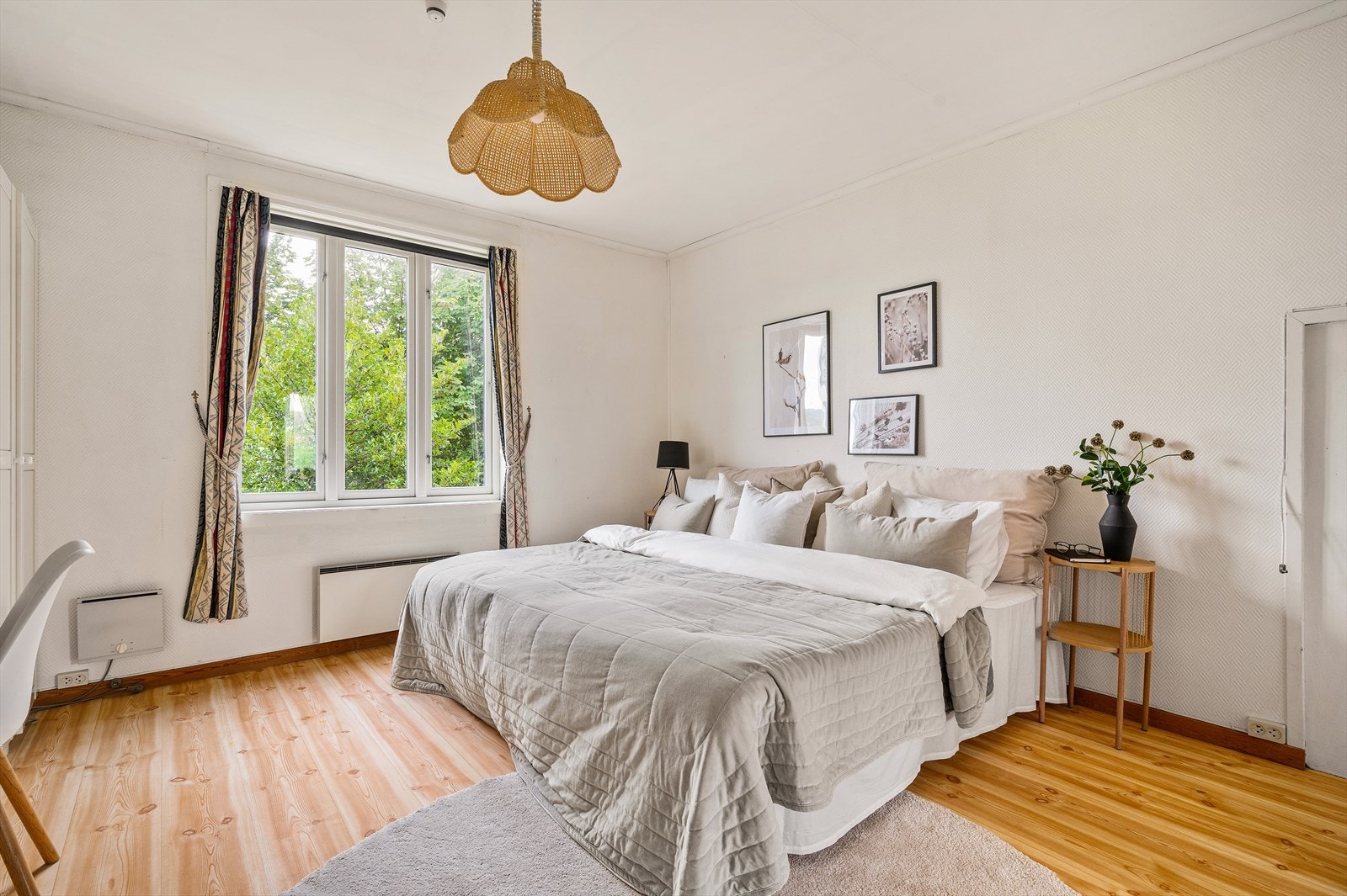 Stort og lyst hovedsoverom Galleribilde