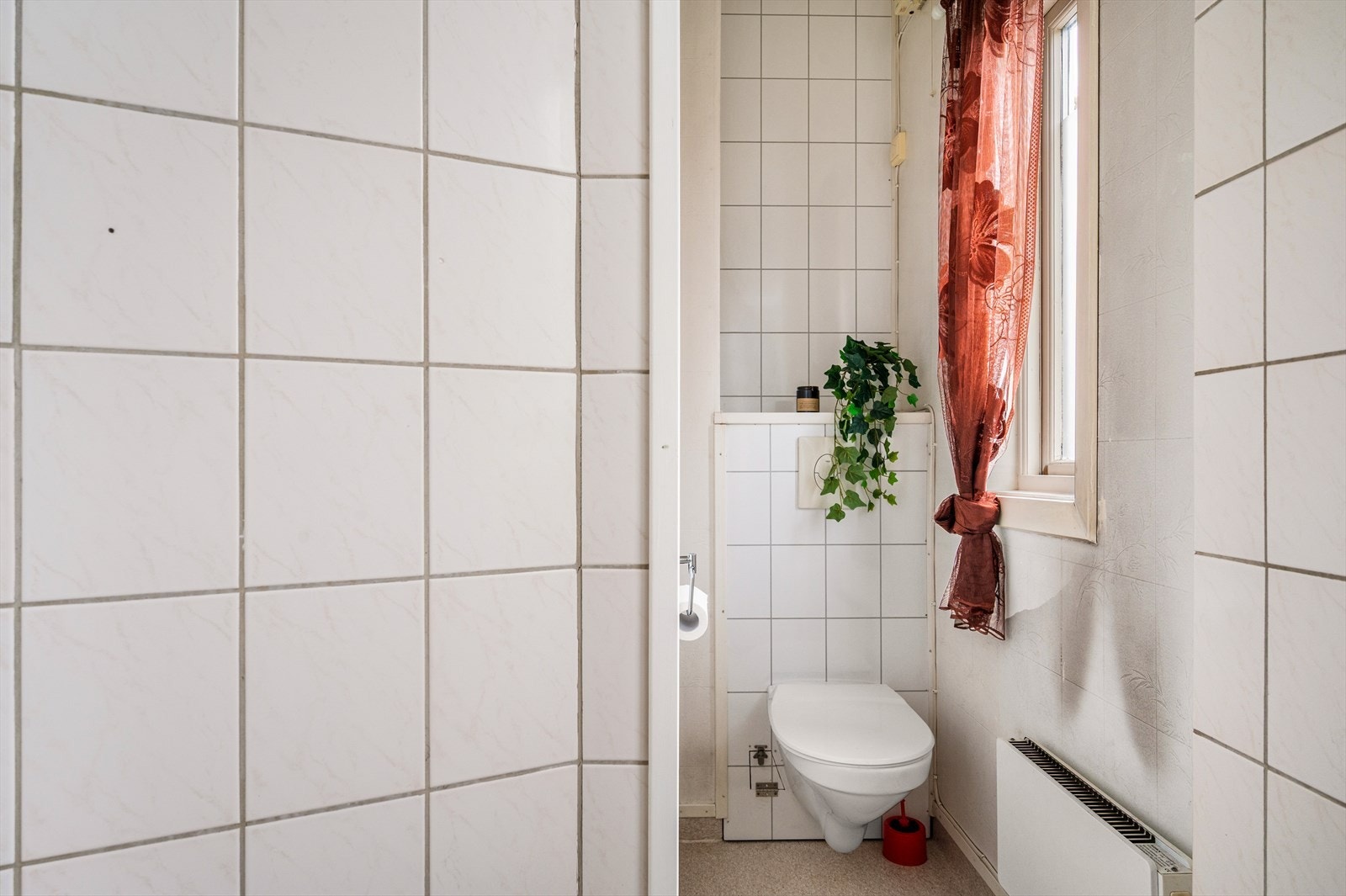 Våtromsbelegg på gulv, fliser og slett malte overflater på vegg og takplater i himling. Galleribilde