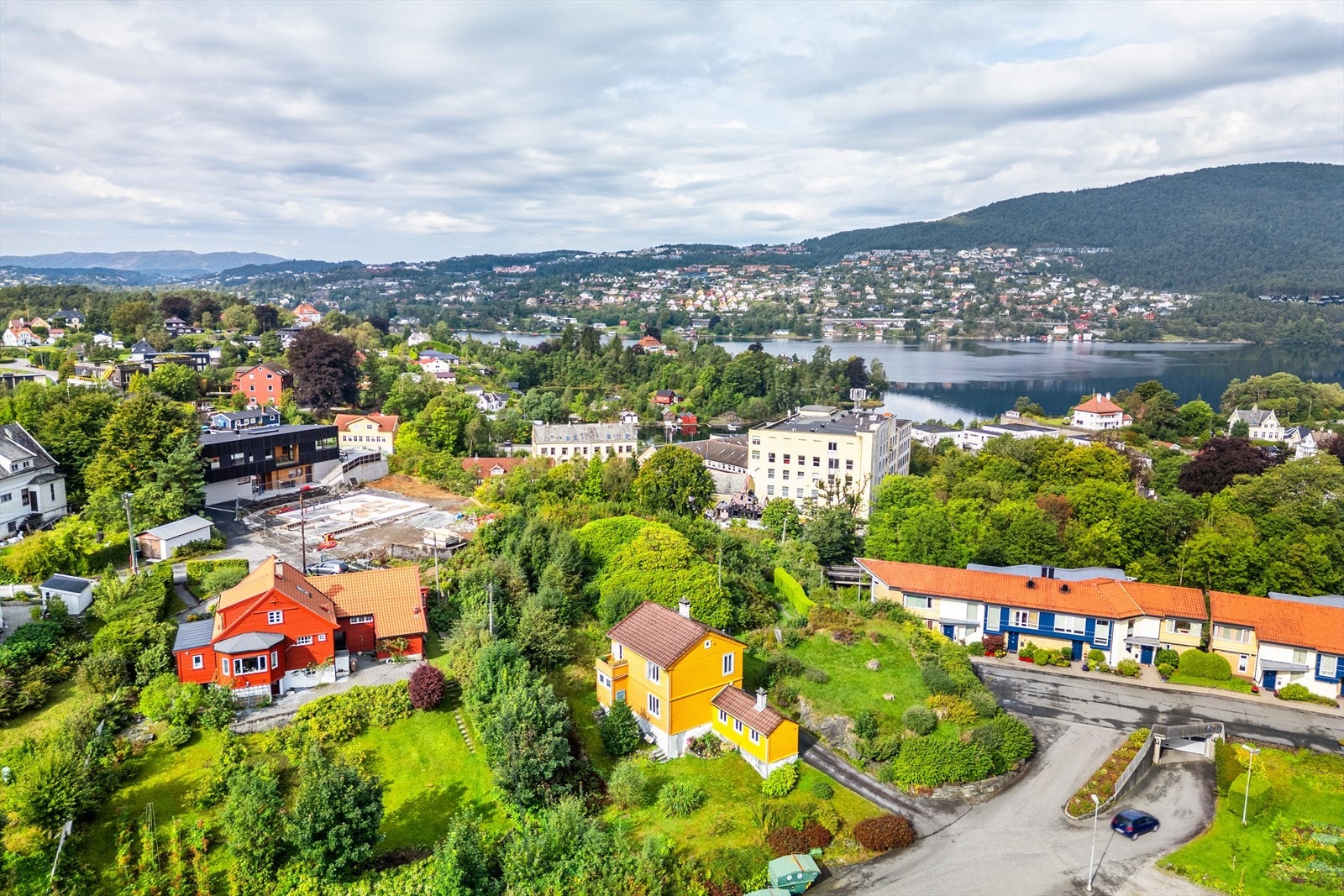 Ved oppkjørselen finner vi tre store boder med god oppbevaringsplass Galleribilde