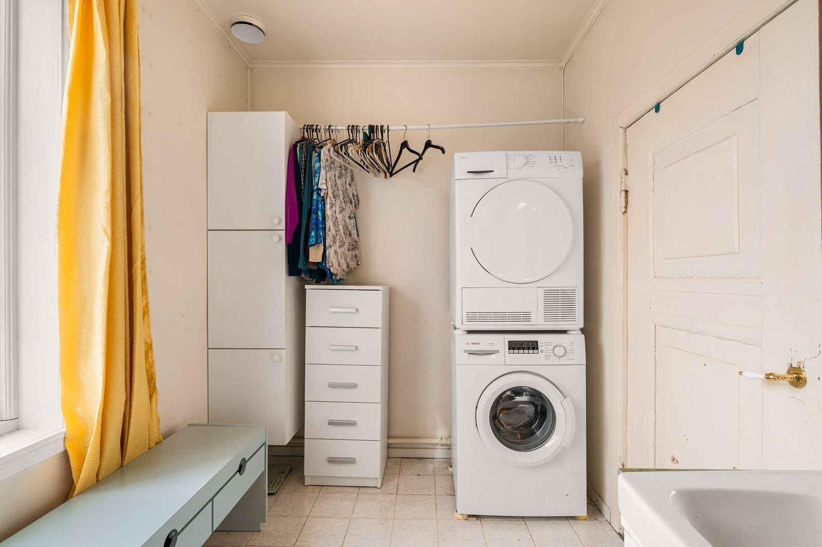 Her er det god plass til både vaskemaskin og tørketrommel Galleribilde