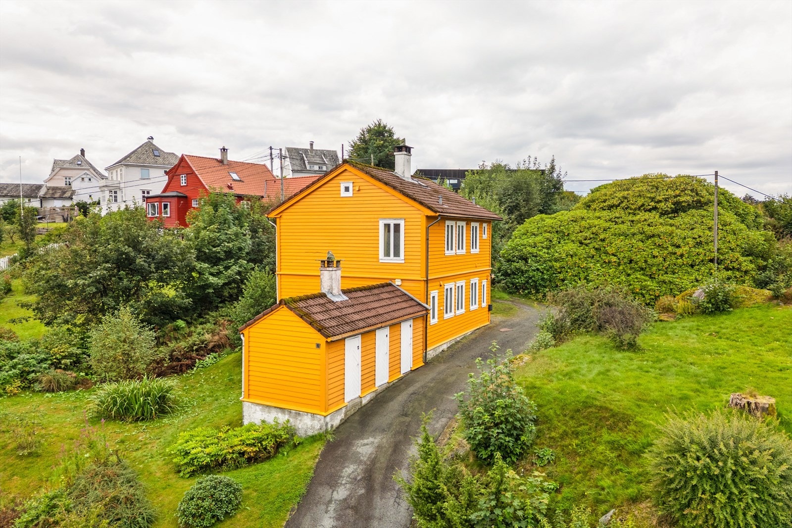 Huset er karakterisert av et saltak, grunnmur av stein og liggende kledning Galleribilde