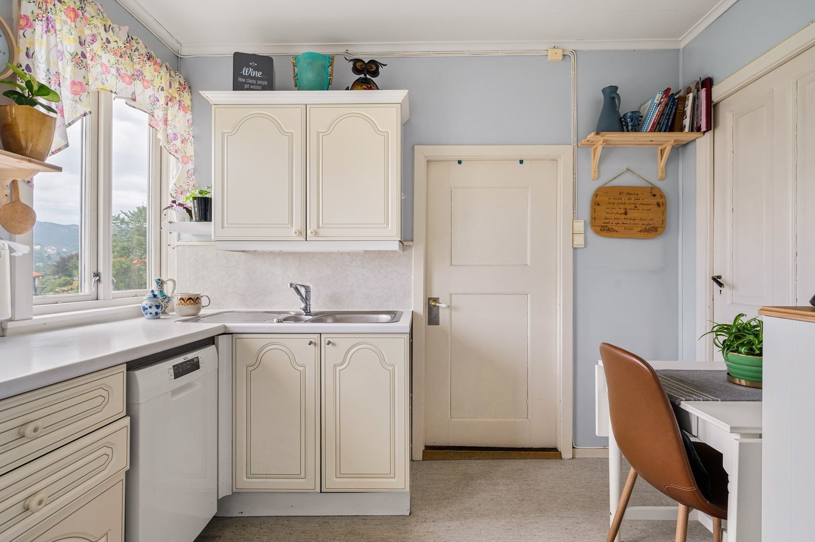 Døren fører videre inn til badet Galleribilde