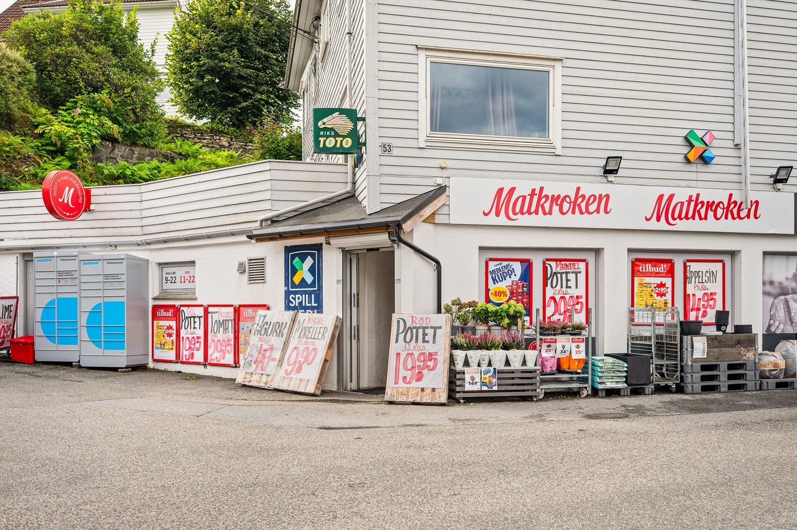 Dagligvarehandelen kan enkelt tas ved Matkroken Strønen som ligger kun 650 meter fra boligen - alternativt ligger Kiwi Paradis 850 meter unna Galleribilde