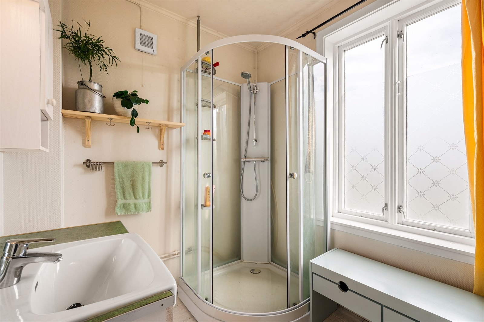 Flis på gulv, malte slette vegger og himling. Galleribilde